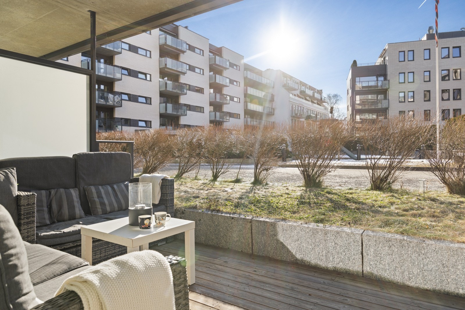 Solrik sydvestvendt markterrasse på 17 kvm med god plass til utemøblement og grill Galleribilde