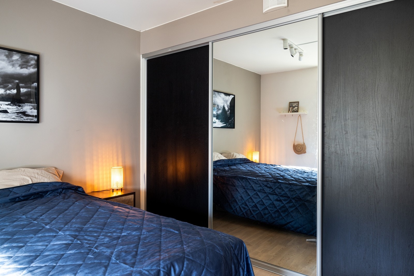 Romslig hovedsoverom med plass til dobbeltseng, nattbord og garderobe Galleribilde