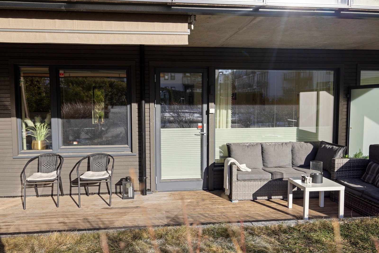 Solrik sydvestvendt markterrasse på 17 kvm med god plass til utemøblement og grill Galleribilde