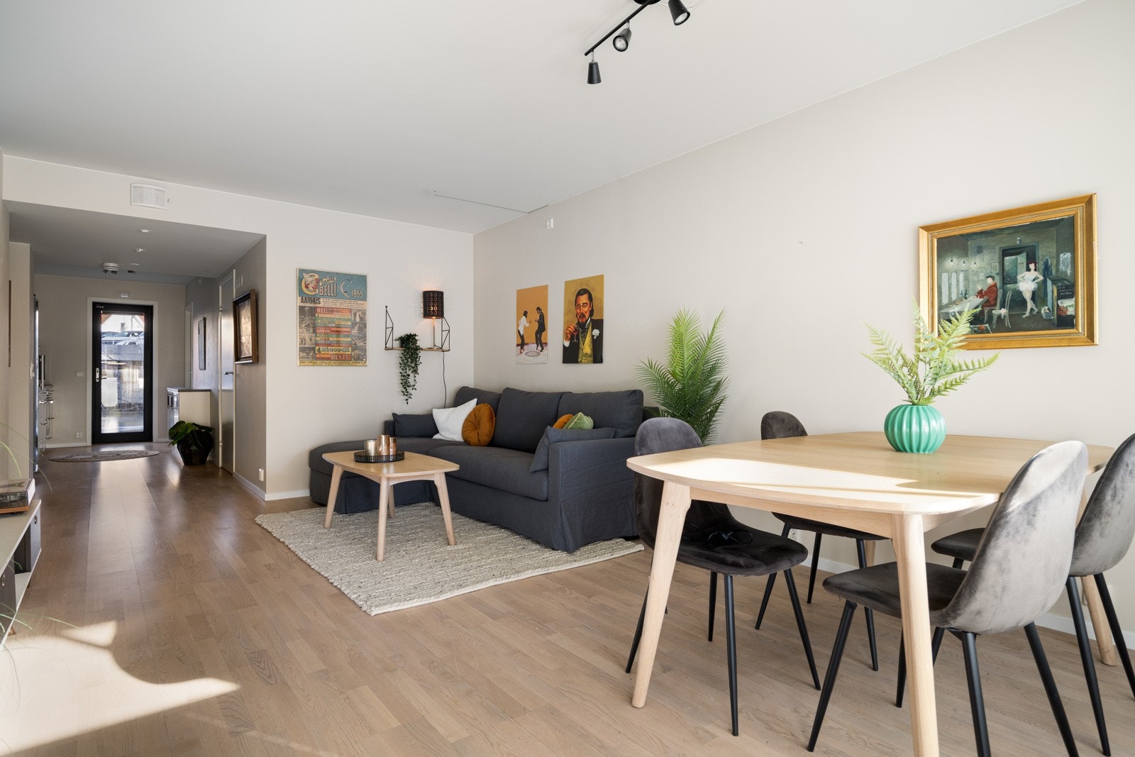 Romslig stue med plass til sofagruppe, spisebord og annet ønsket møblement Galleribilde
