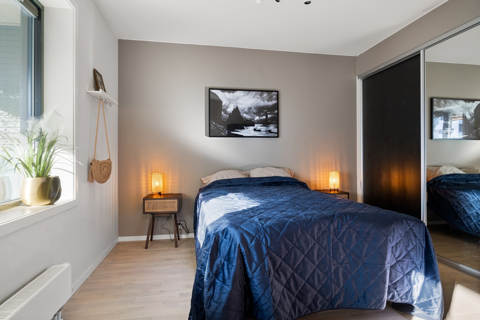 Romslig hovedsoverom med plass til dobbeltseng, nattbord og garderobe Galleribilde