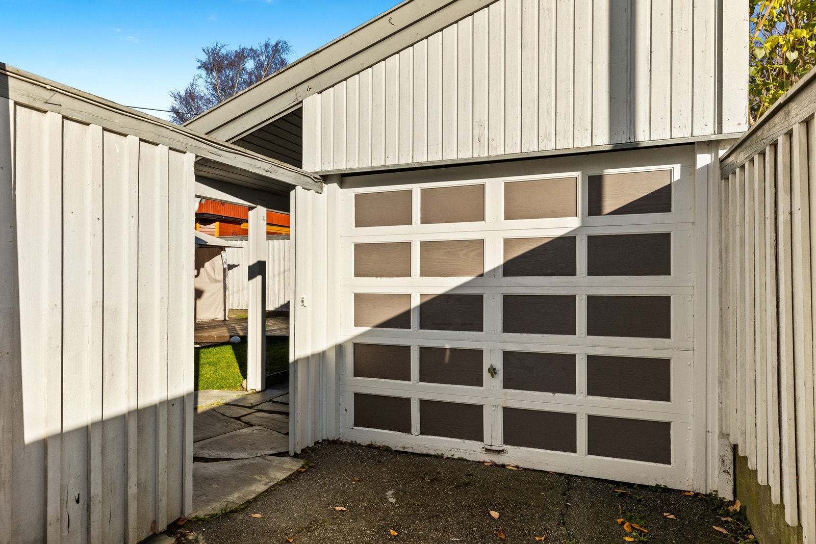 Eiendommen har en mindre garasje. I tilknytning til garasjen finnes en isolert bod, perfekt for lagring av verktøy eller hobbyutstyr. I tillegg en egen vedbod. Galleribilde