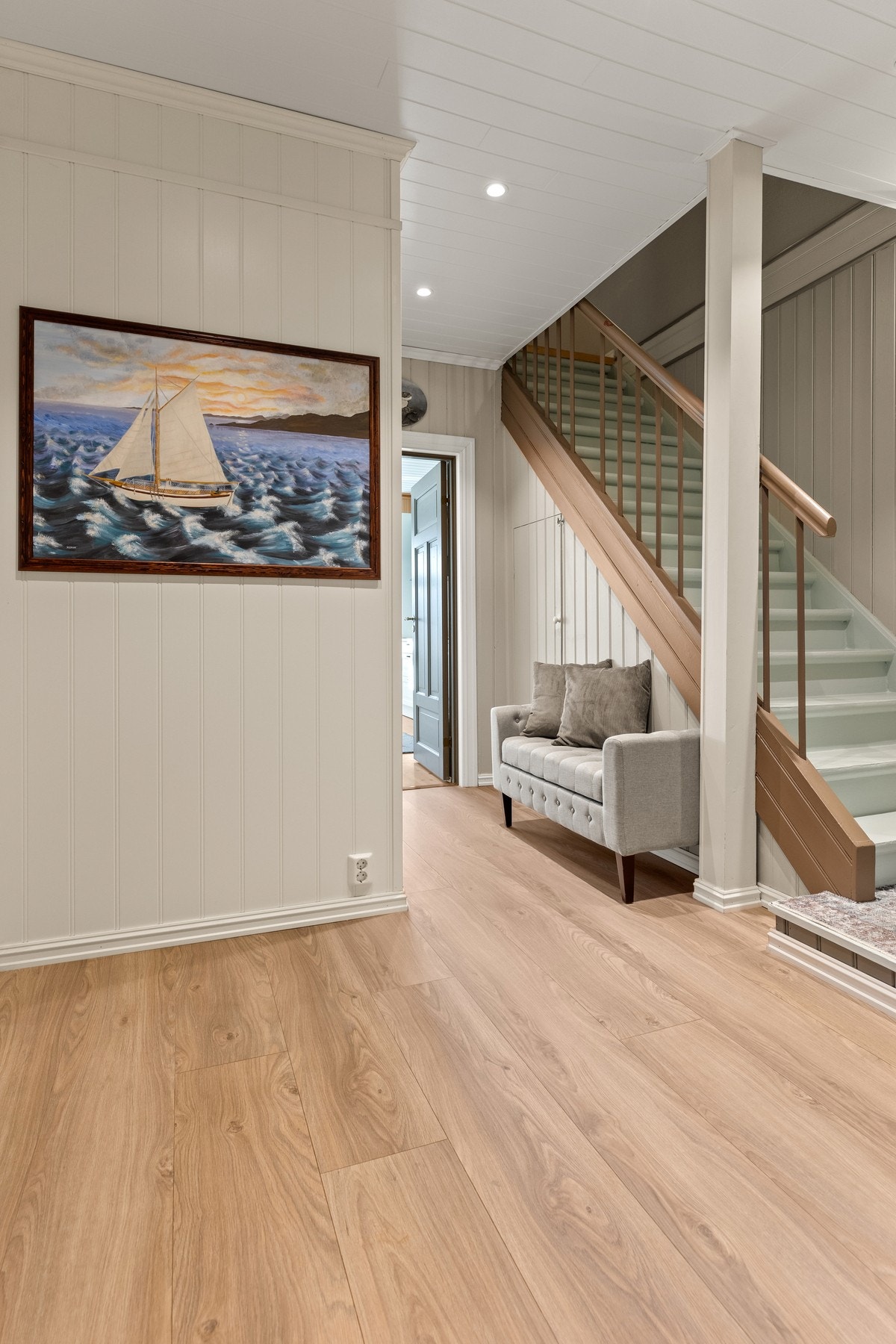 Entréen har en nydelig trapp i klassisk stil, nylig pusset ned og malt for et friskt uttrykk. Galleribilde