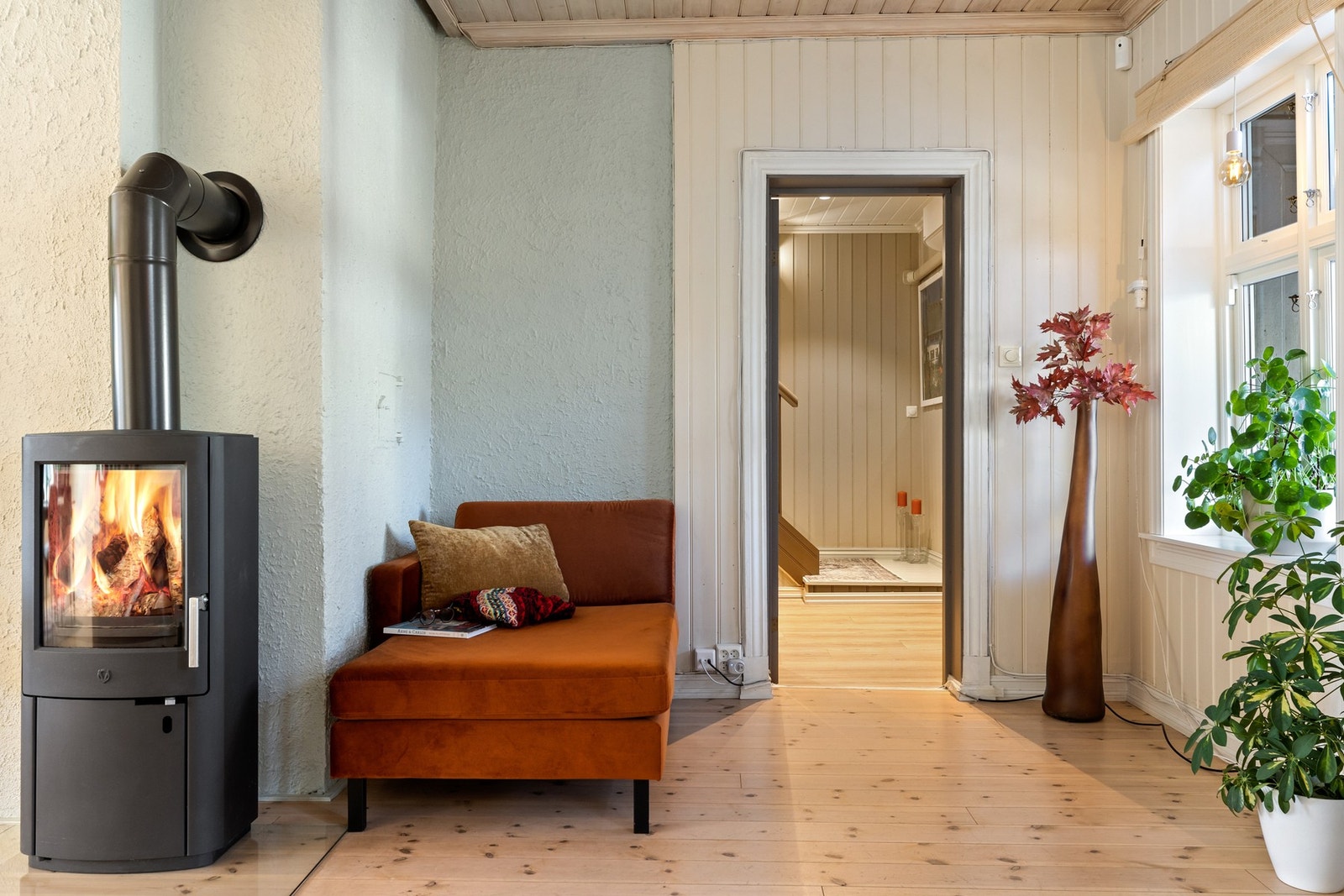 Stuen har en mursteinspipe med vedovn, som gir ekstra oppvarming i tillegg til boligens øvrige varmekilder. Galleribilde