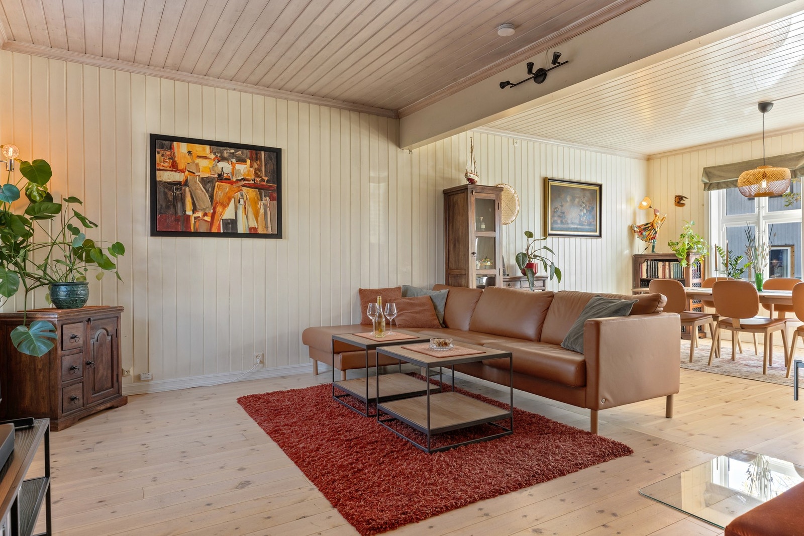 På kjøkkenet og i stuen ble gulvet åpnet opp i 2022. Galleribilde