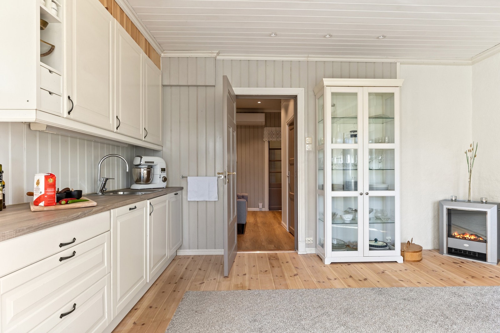 Kjøkkenet har egen inngang fra spisestue/stue, men også direkte fra gangen Galleribilde