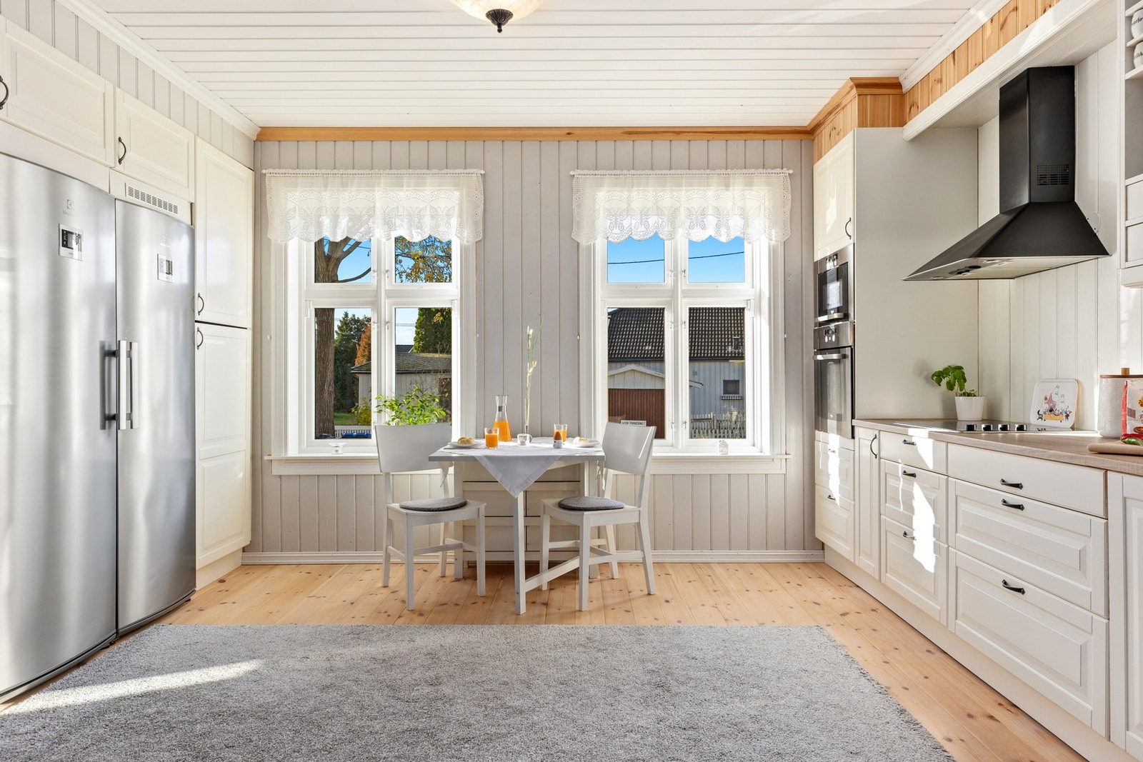 Kjøkkenet kombinerer moderne funksjonalitet med tidløs stil og har laminat benkeplate samt profilerte fronter. Det er oppgradert med nye spotter i tak, oppgraderte elektriske installasjoner og isolert yttervegg. Galleribilde