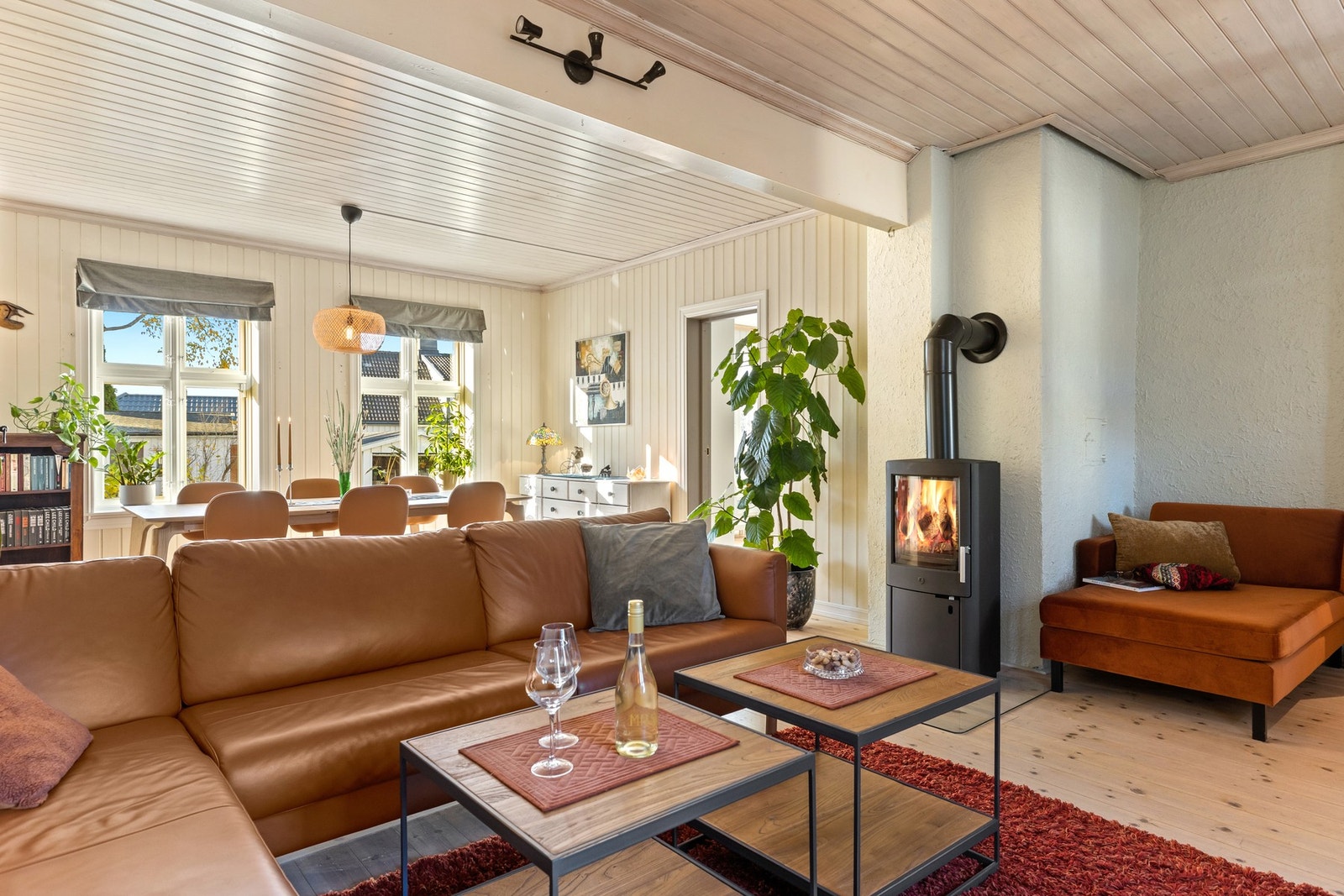 Stuen og spisestuen har gulv av furu, mens veggene består av teglstein, MDF-plater og panel. Galleribilde