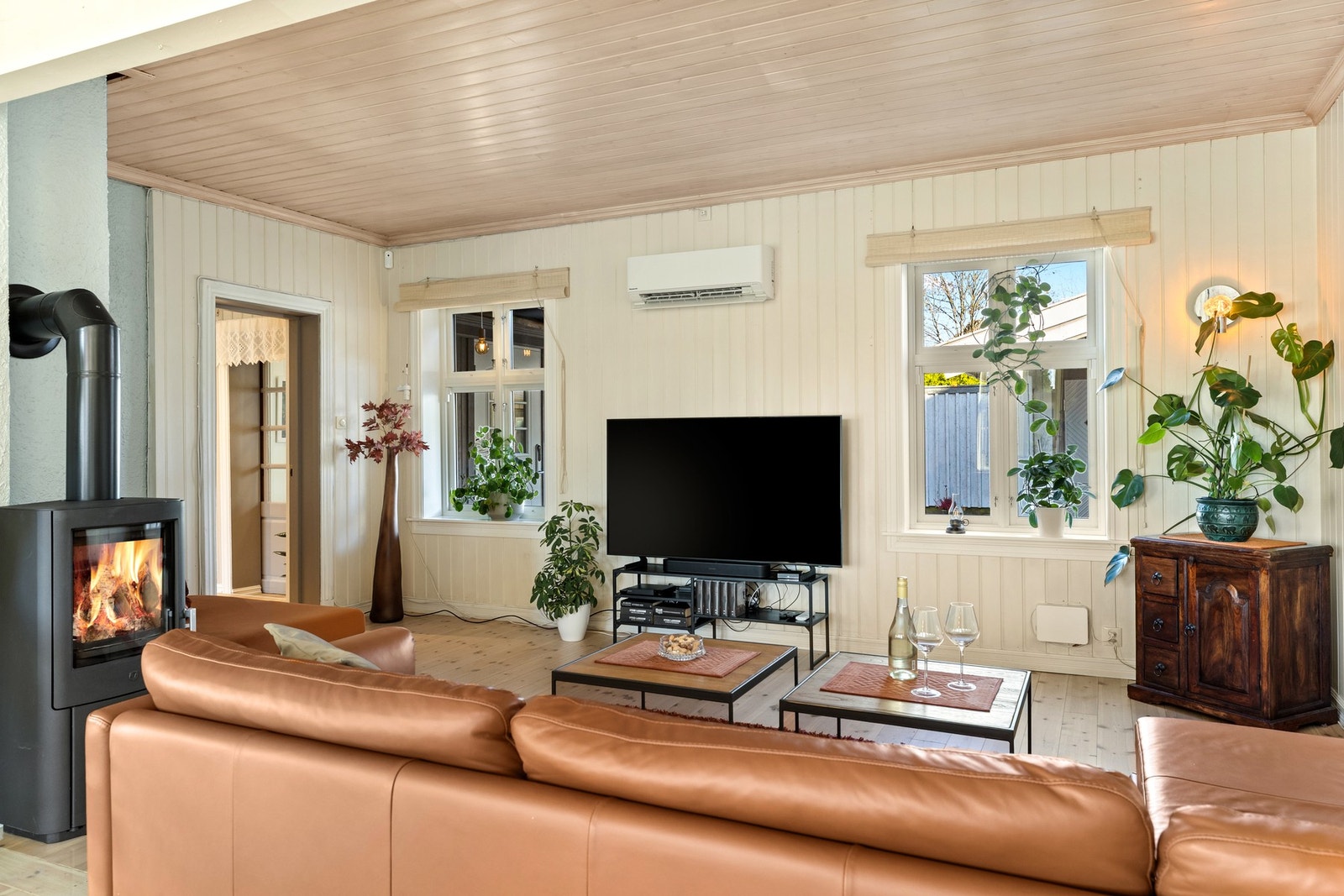 Vinduene i stuen og på kjøkkenet er byttet i 2022- En kostbar oppgradering da det ble byttet til originale vinduer for å bevare den estetiske stilen Galleribilde