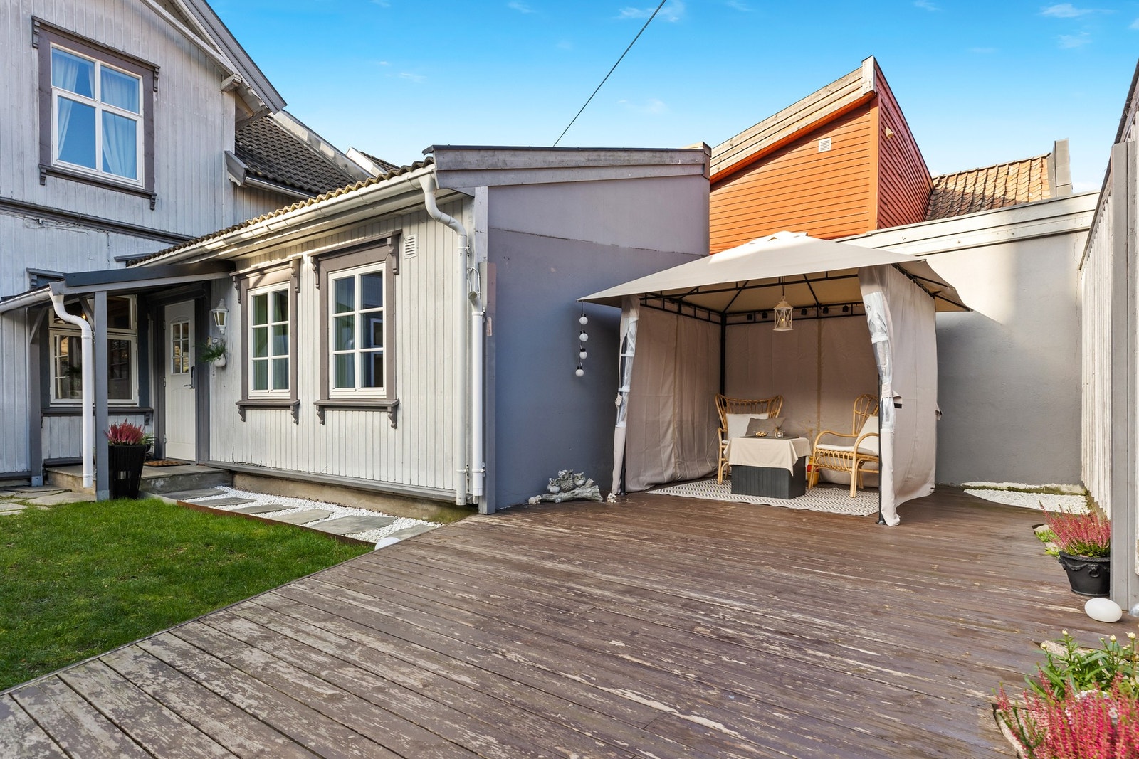 Liten, usjenert hageflekk med ny pergola (2024), skiferheller og lun atmosfære. Her kan du nyte ettermiddagssolen i skjermede omgivelser. Galleribilde