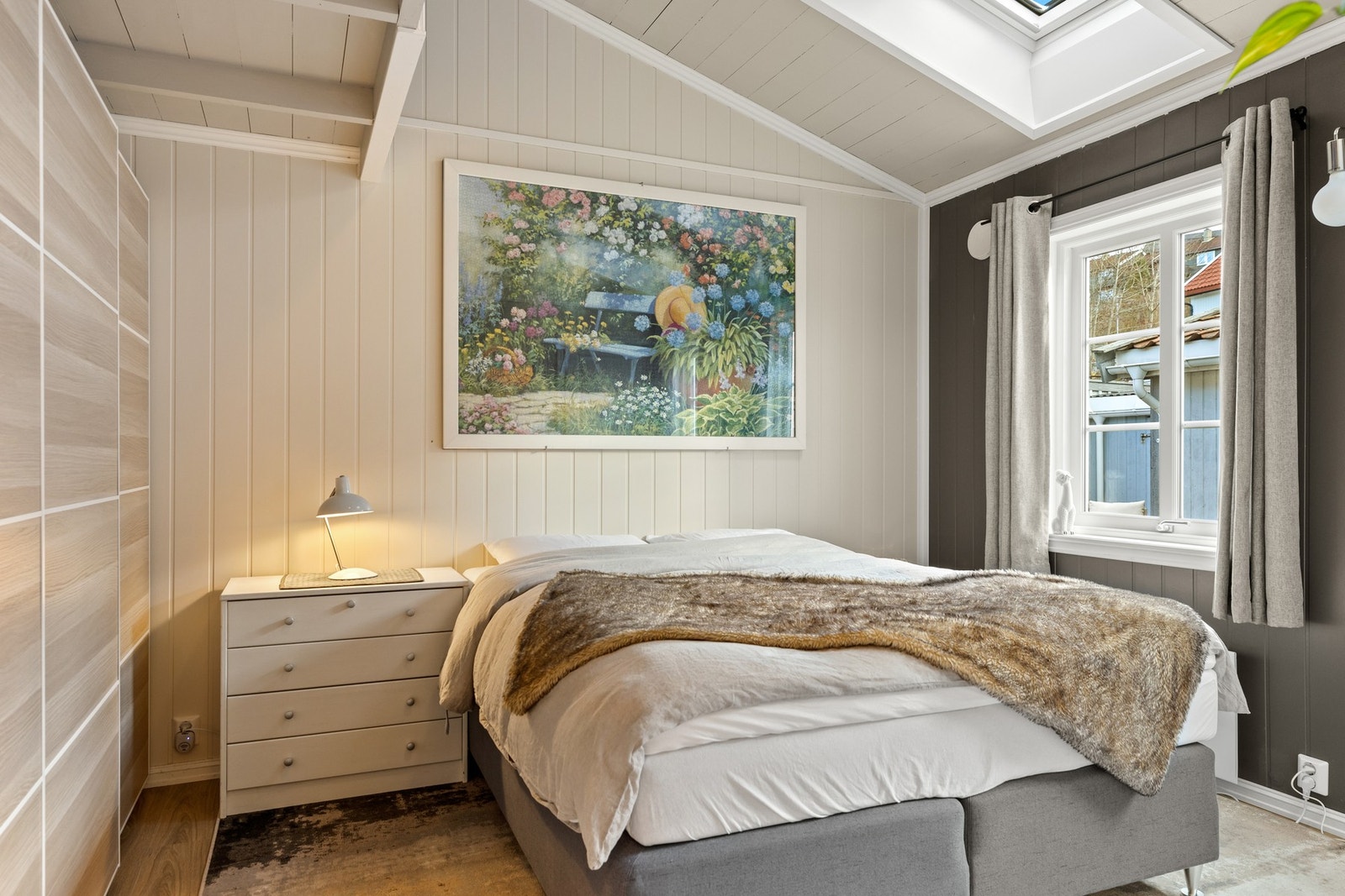 Hovedsoverom med eget bad i 1. etasje Galleribilde