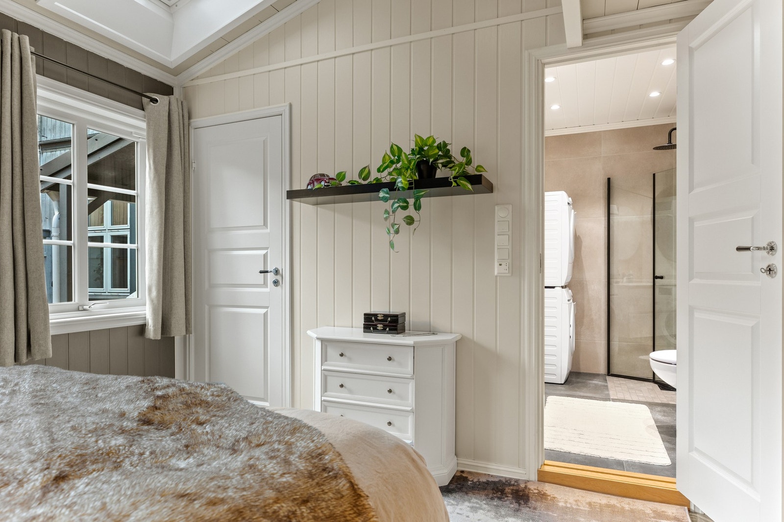 Hovedsoverommet finner du i en egen del av huset i 1. etasje. Galleribilde