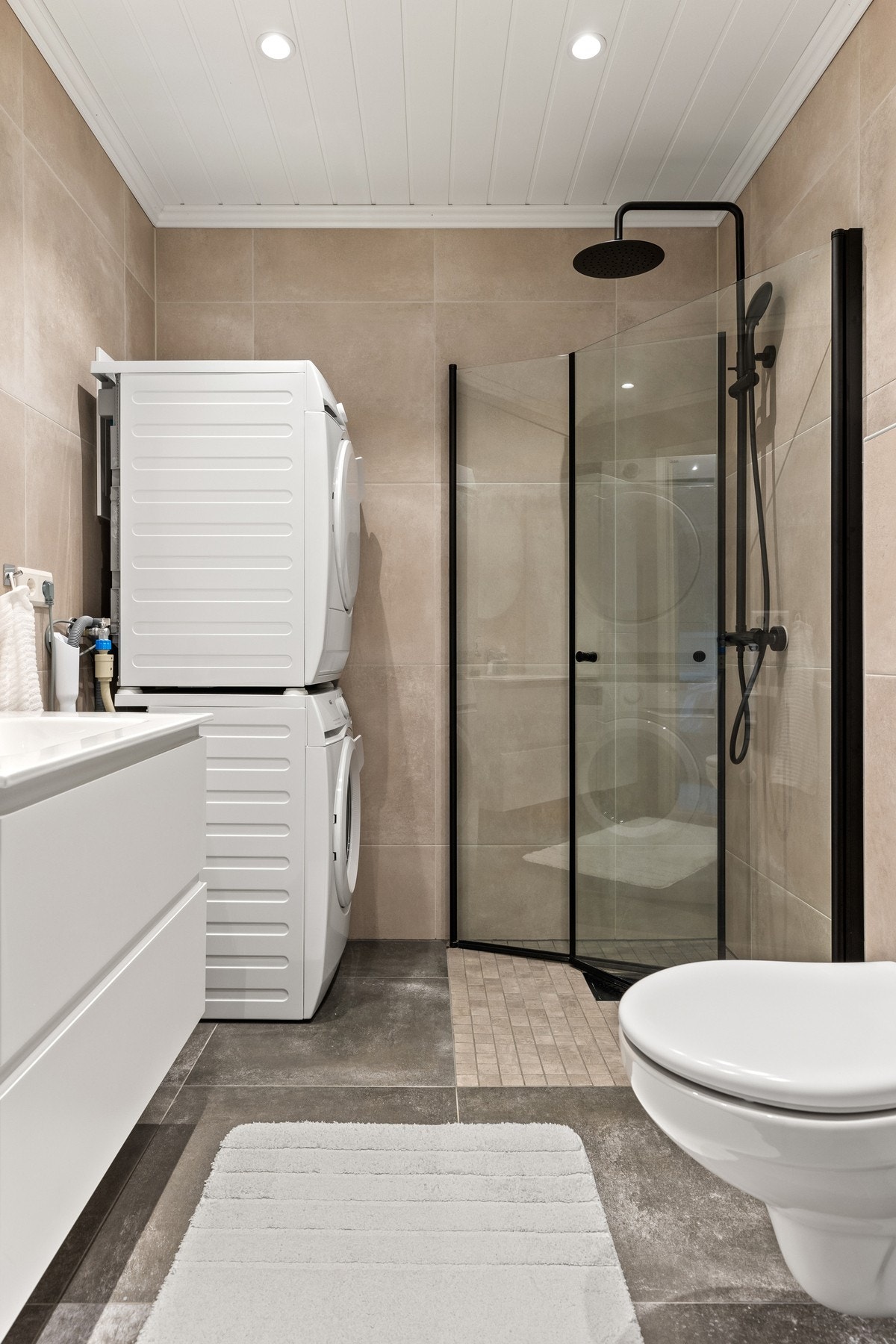 Badet ble totalrenovert i 2020 og har et moderne uttrykk som skiller seg fra boligens sveitserstil. Galleribilde