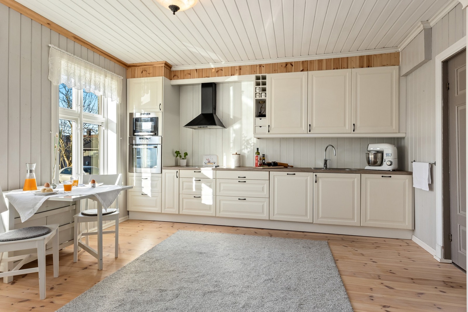 Elektrisk arbeid på kjøkken: nye spotter, isolert yttervegg, nye stikkontaktpunkter. Dokumentasjon og kvitteringer ligger i Boligmappa. Galleribilde