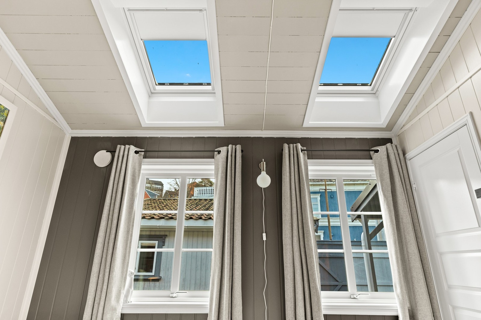 Takvinduene gir det lille ekstra på hovedsoverommet i 1. etasje Galleribilde