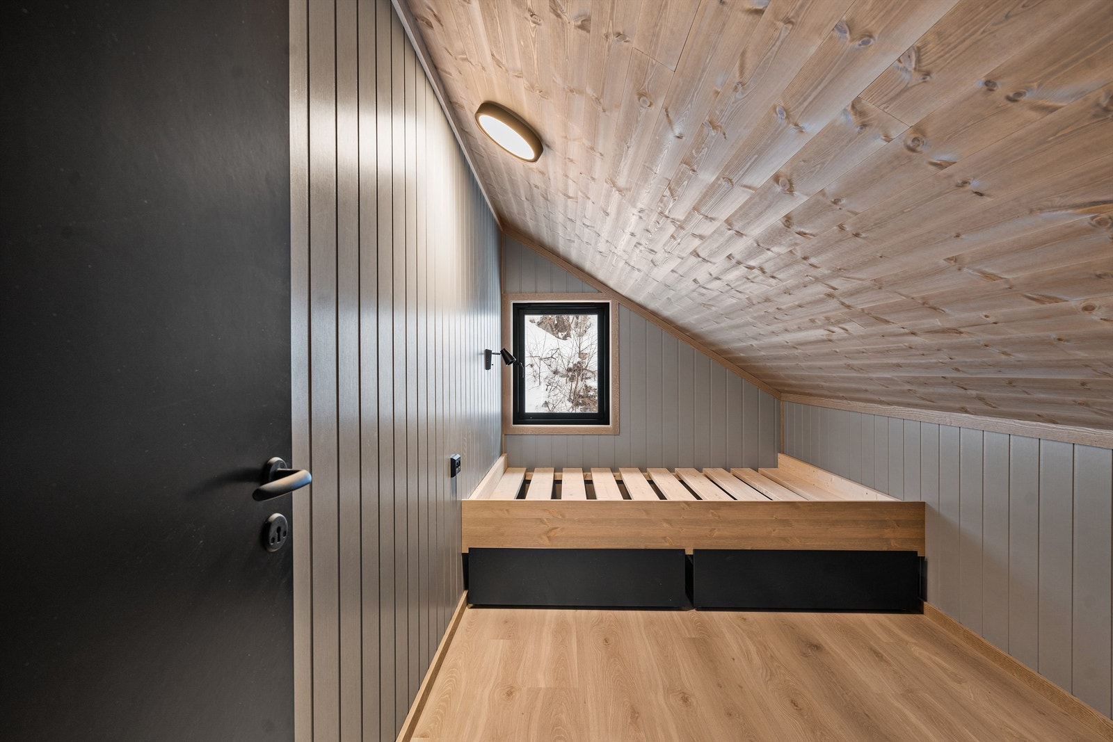 Soverom 2.etg med plassbygd seng - 150cm Galleribilde