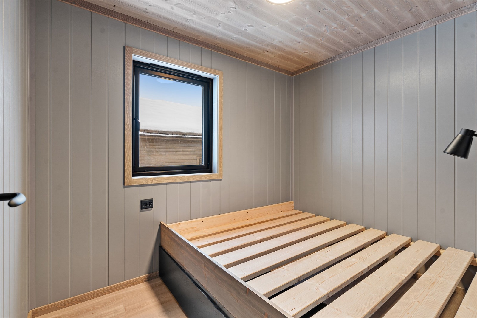 Hovedsoverom med plassbygd seng - 180cm. Galleribilde