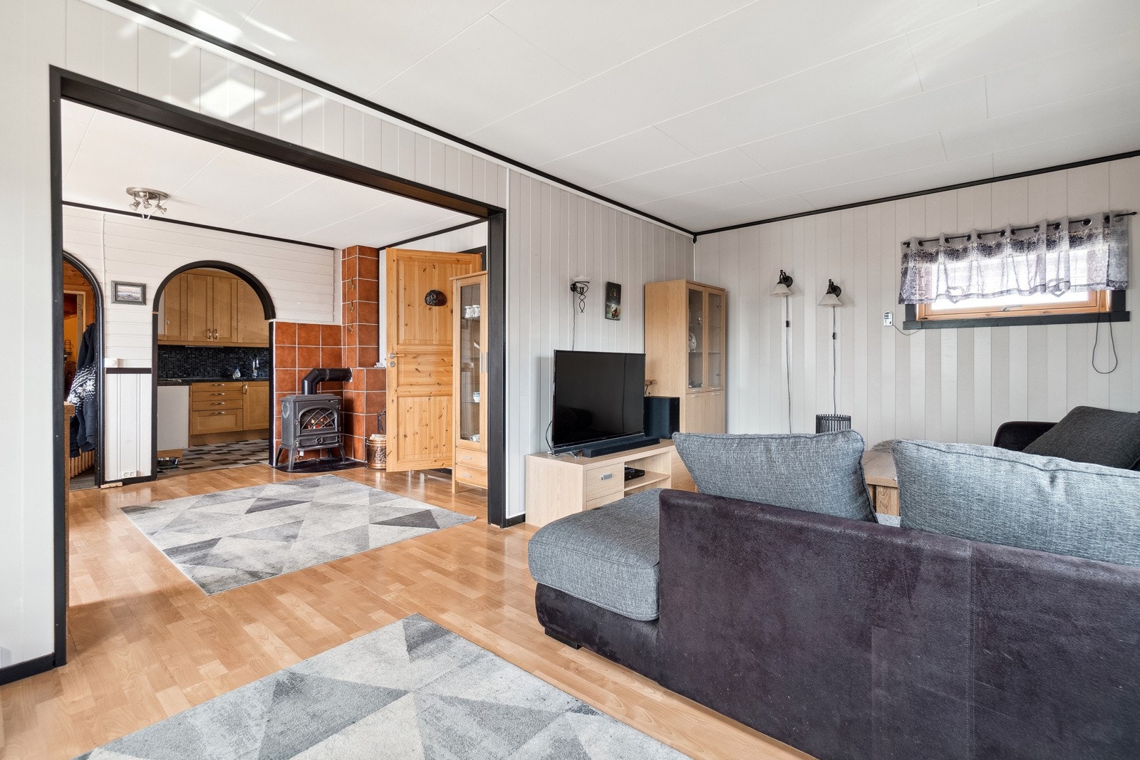 Stuen har en vedovn for ekstra varme og hygge på kaldere dager. Galleribilde