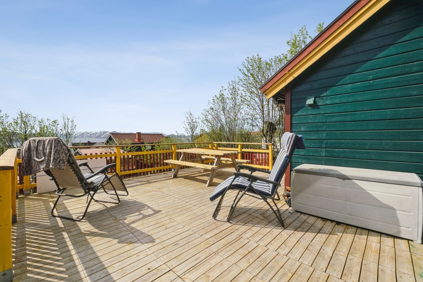 Store og solrike uteområder med plass for utemøblering i flere grupper. Galleribilde