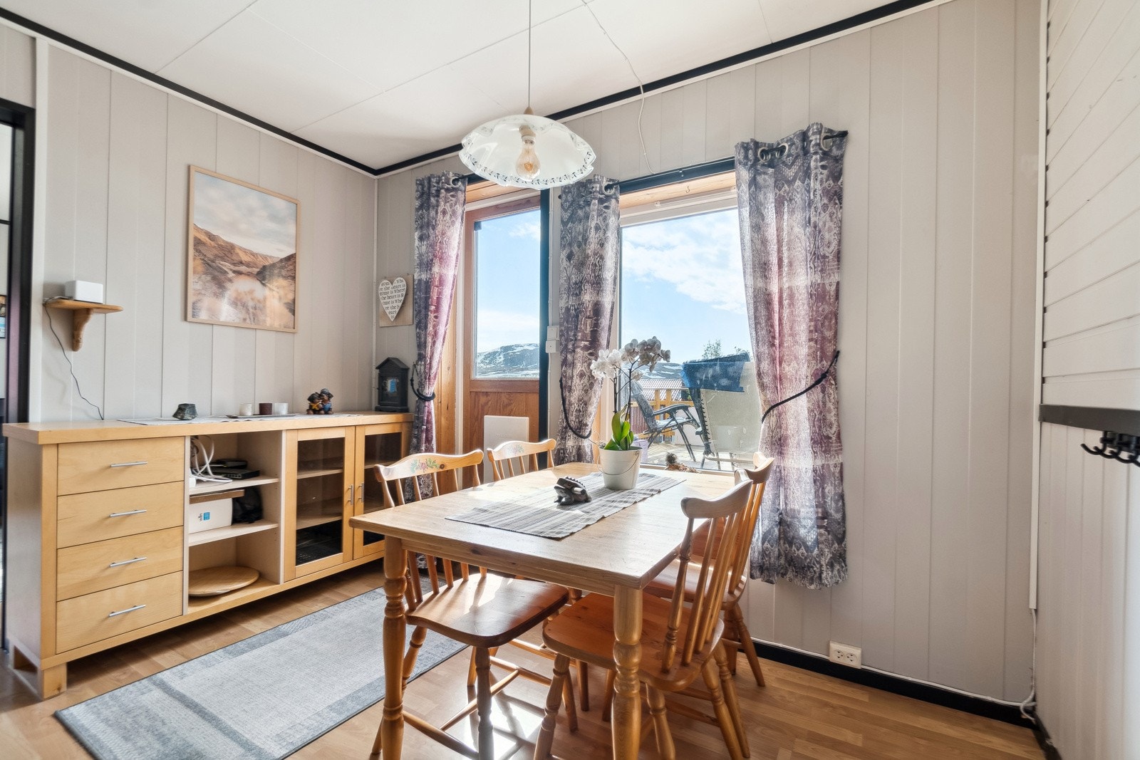 Her får du plass til en større spisegruppe i tillegg til øvrig møblement. Galleribilde