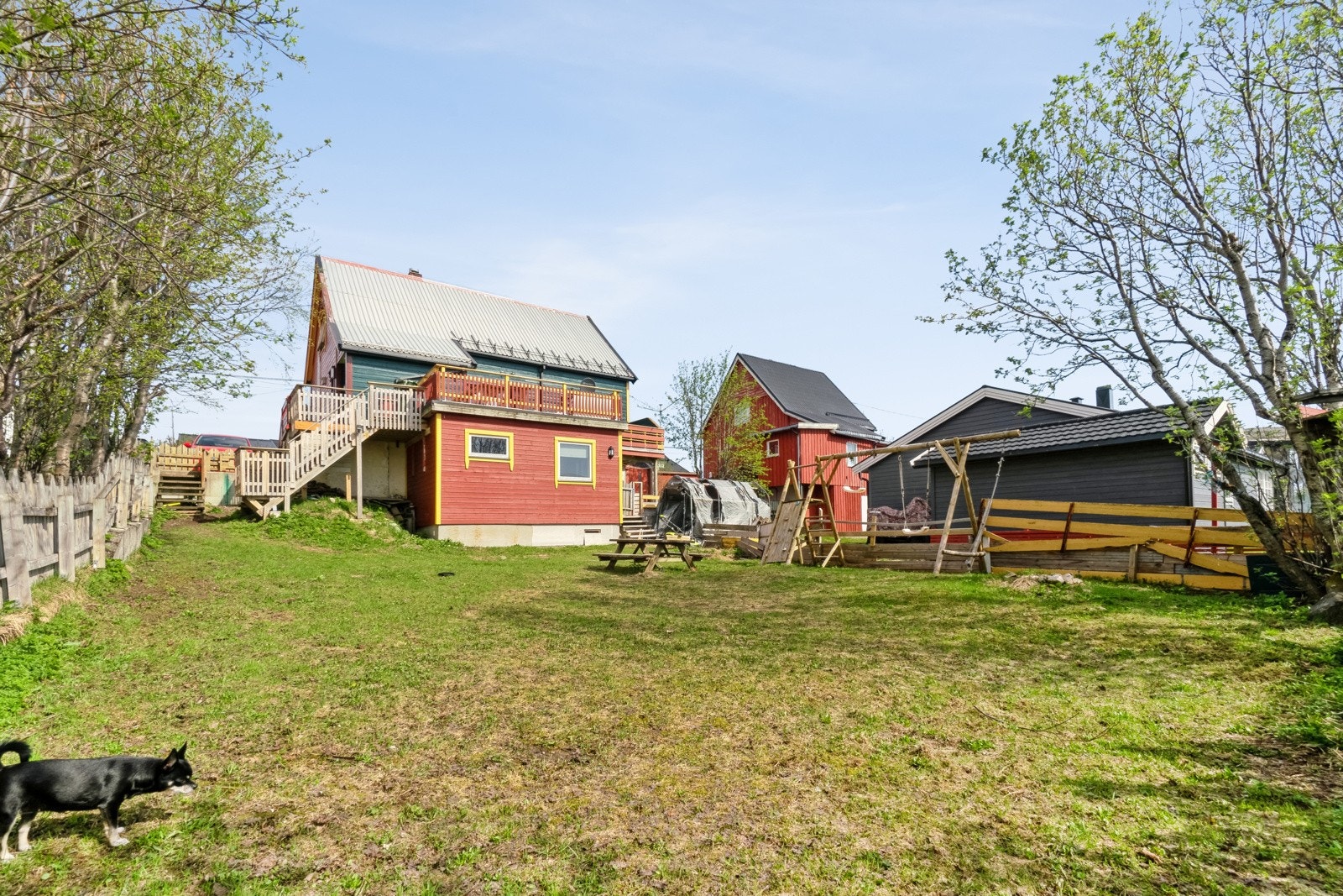Boligen har flere uteområder med adkomst til plenområdet. Galleribilde