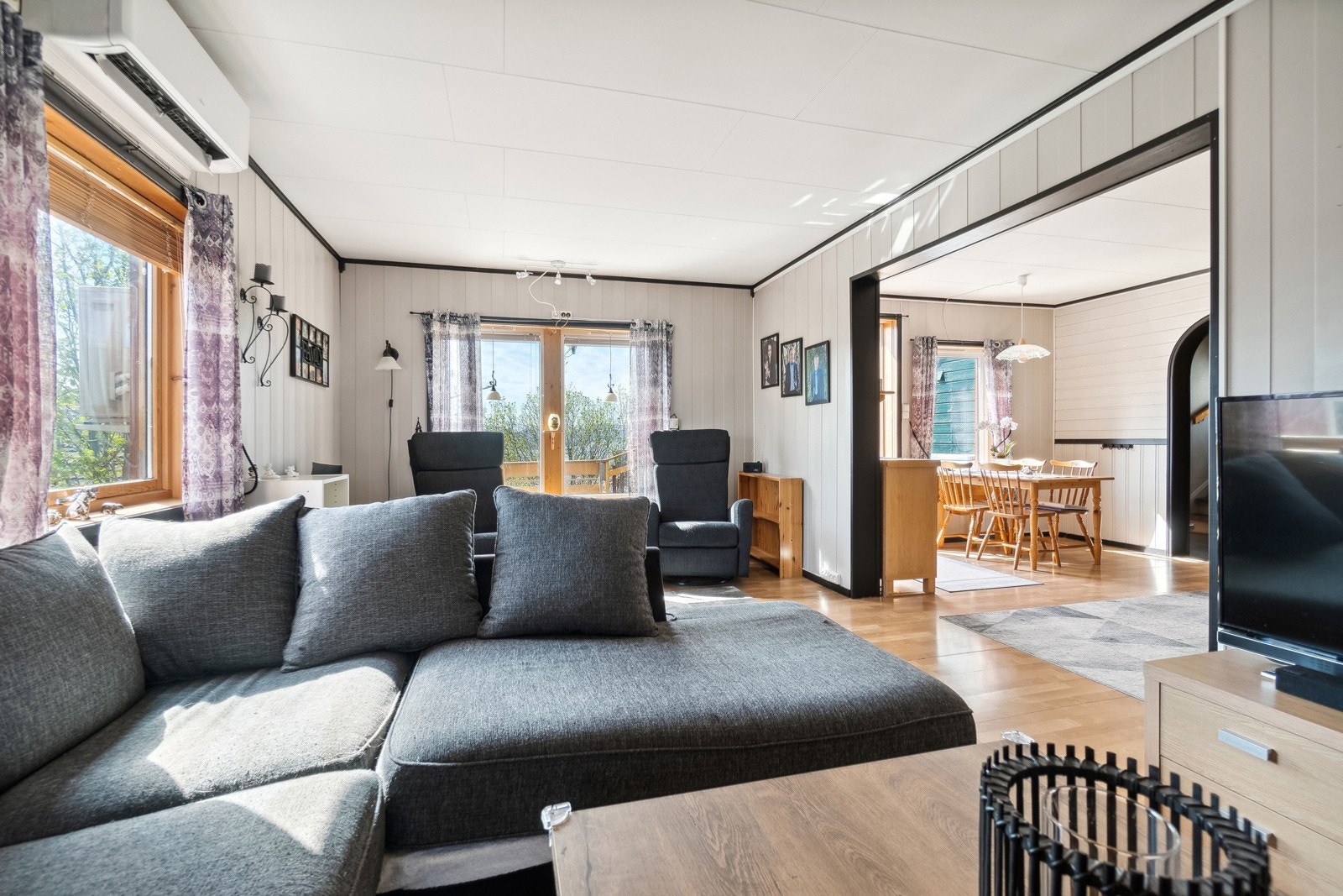 Den romslige stuen gir deg mulighet til å møblere i flere grupper. Galleribilde