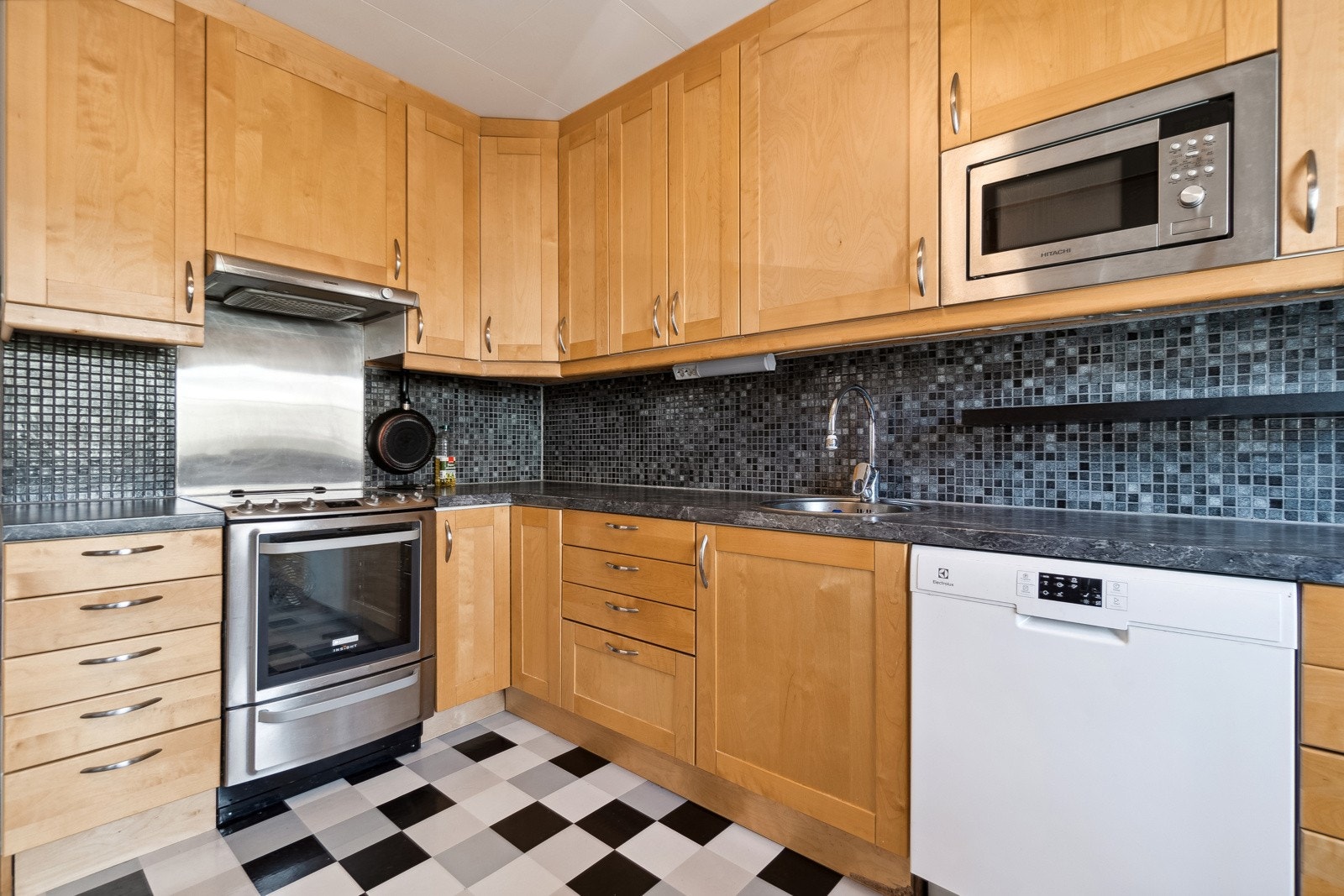 Kjøkkenet er av nyere dato og fremstår tidløst med profilerte fronter og laminat benkeplate. Galleribilde