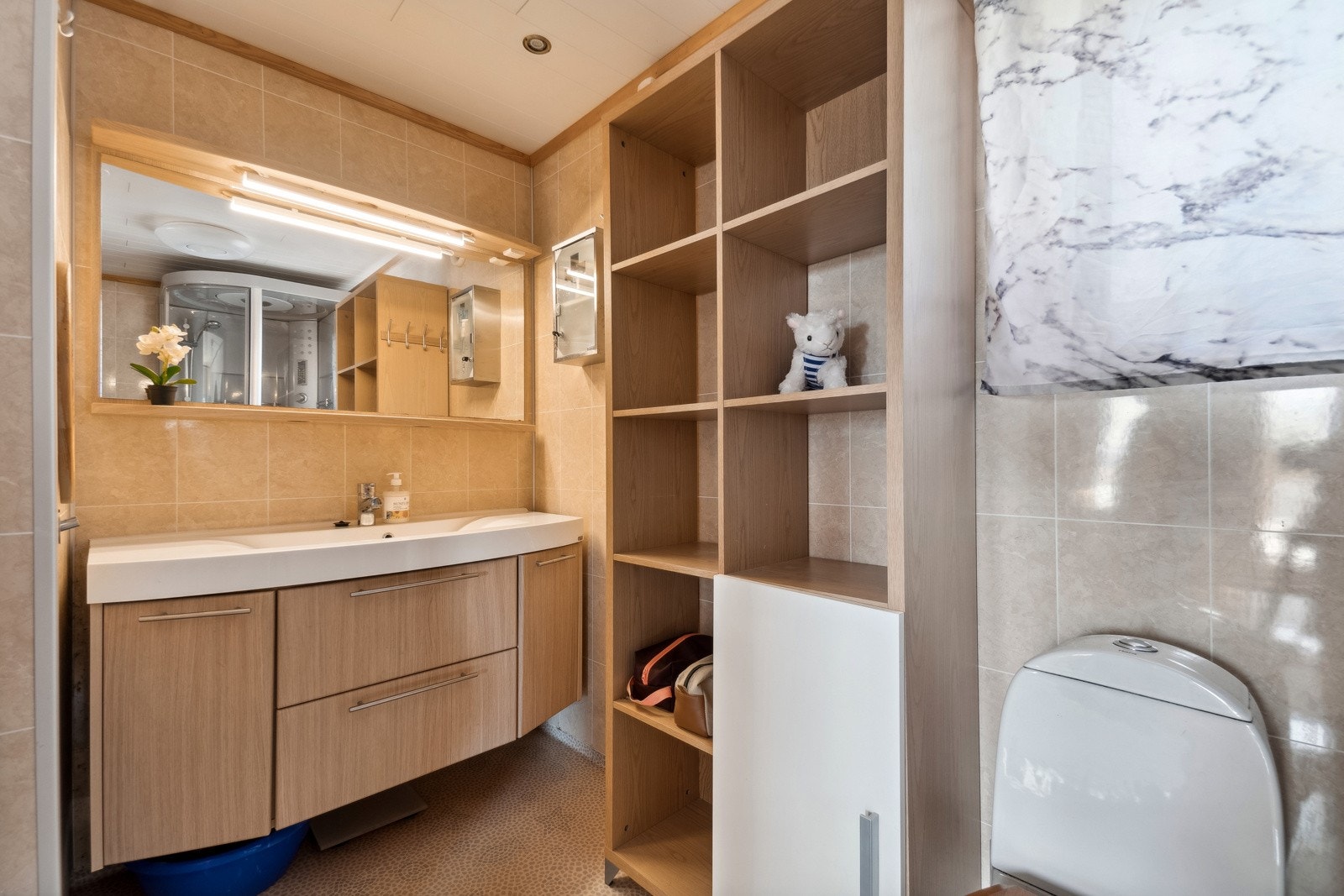 Badet ble oppgradert i 2009 og fremstår tidløst med deres lyse fliser på vegger. Galleribilde