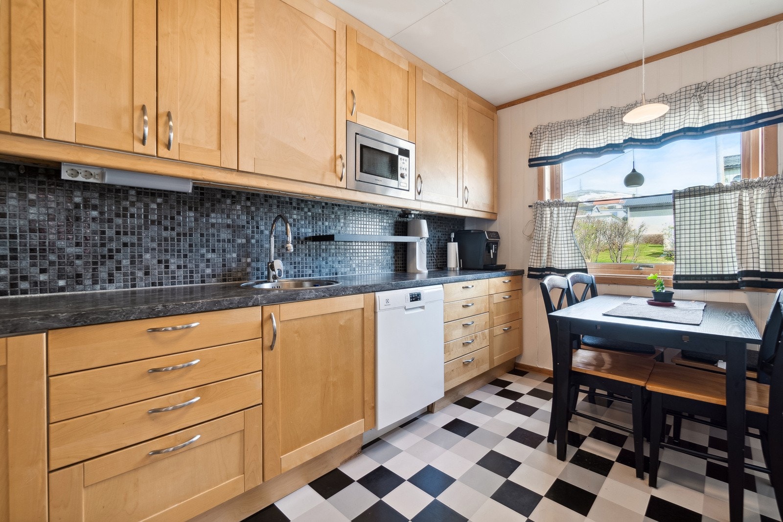 Fra spisestuen har du adkomst til boligens romslige kjøkken. Galleribilde