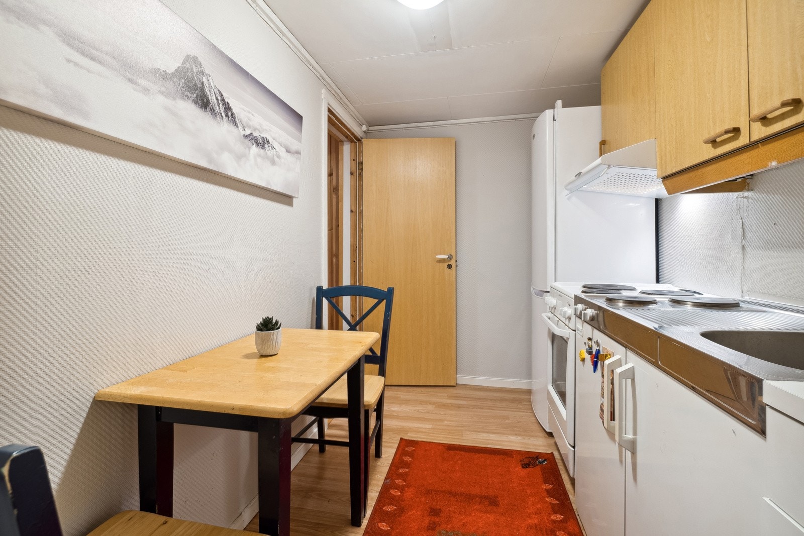 Kjøkken innredet i underetasjen. Galleribilde