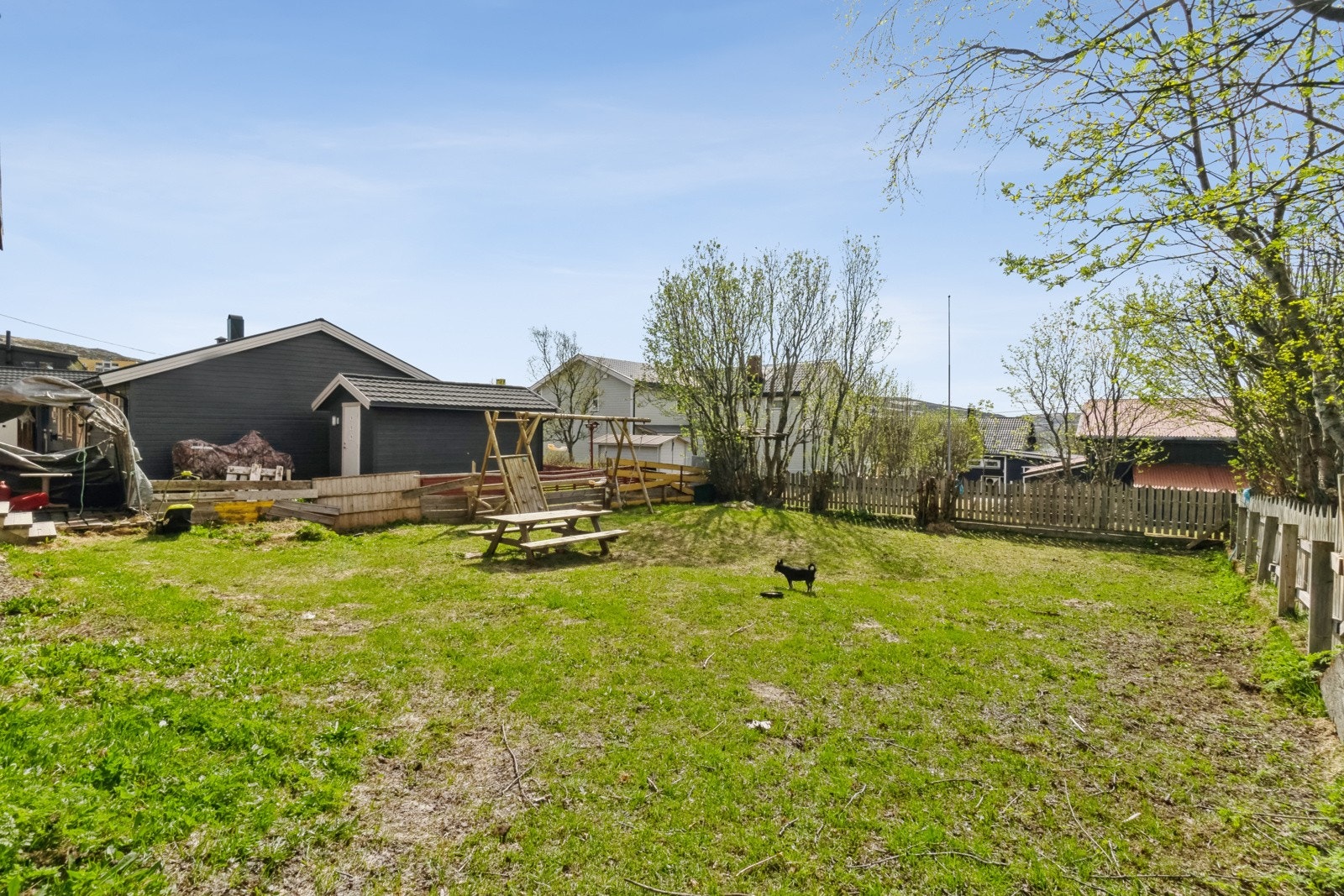 Boligen har et stort uteområde med en frodig plen. Galleribilde