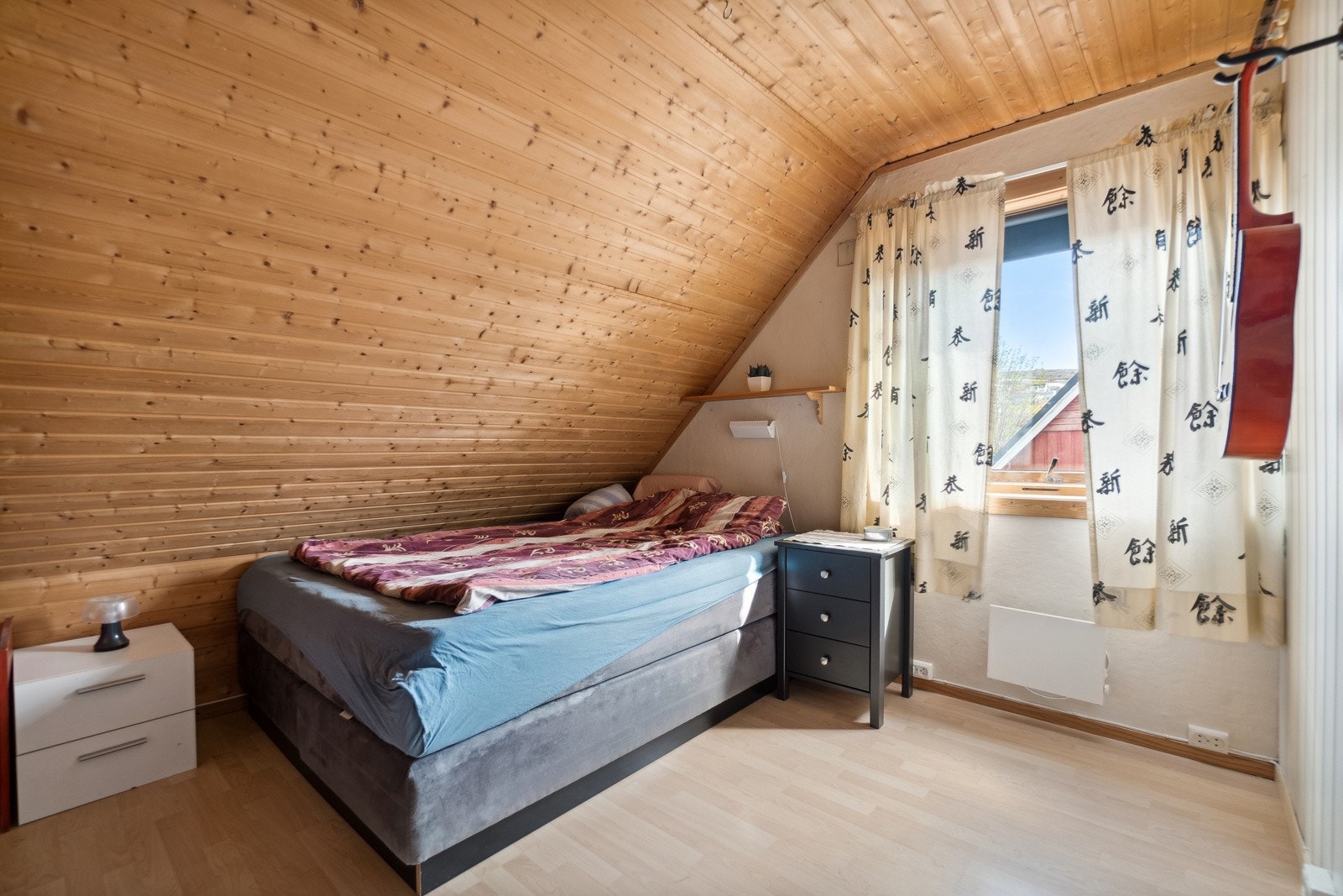 Soverommene er av god størrelse og har plass til dobbeltseng, garderobeløsning og øvrig møblement. Galleribilde