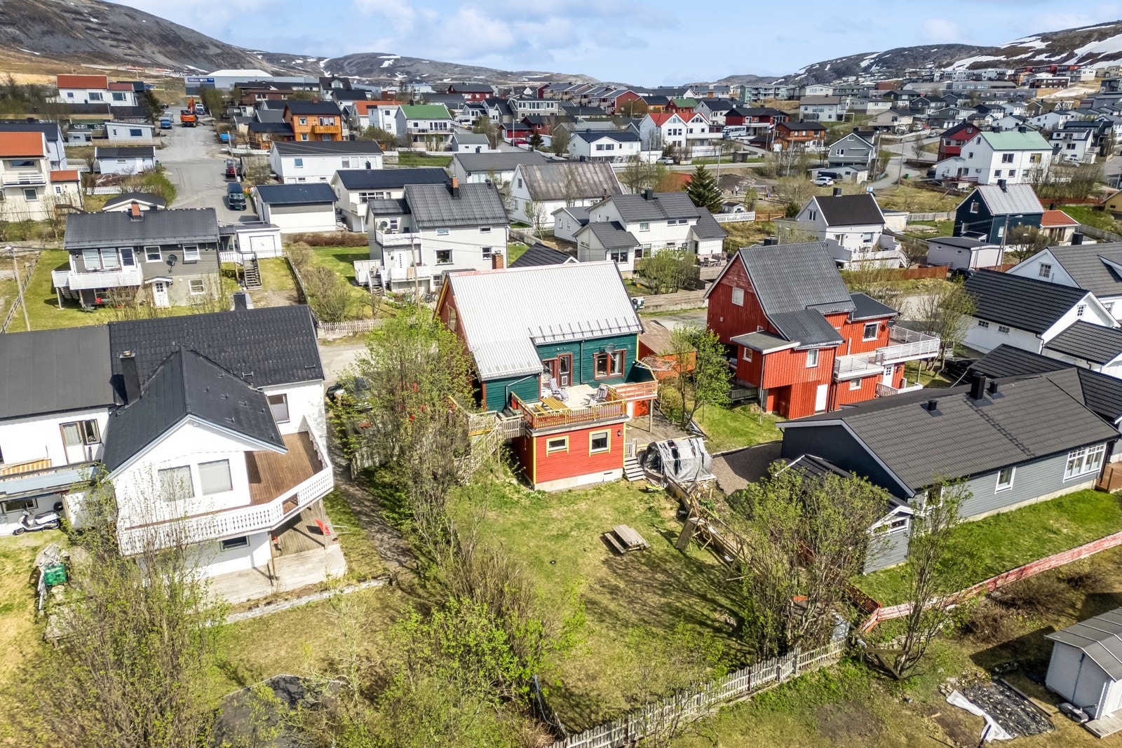 Boligen befinner seg i et attraktivt og barnevennlig boligområde på Fuglenes med gangavstand til både skoler og barnehager. Galleribilde