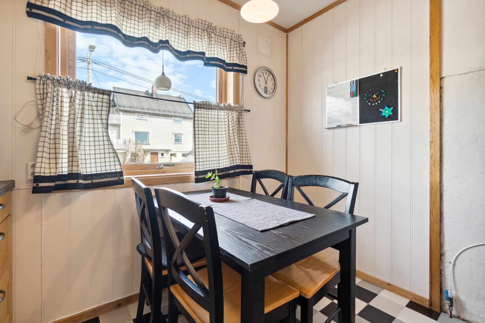 Kjøkkenets romslige størrelse tillater innredning av et mindre spisebord. Galleribilde