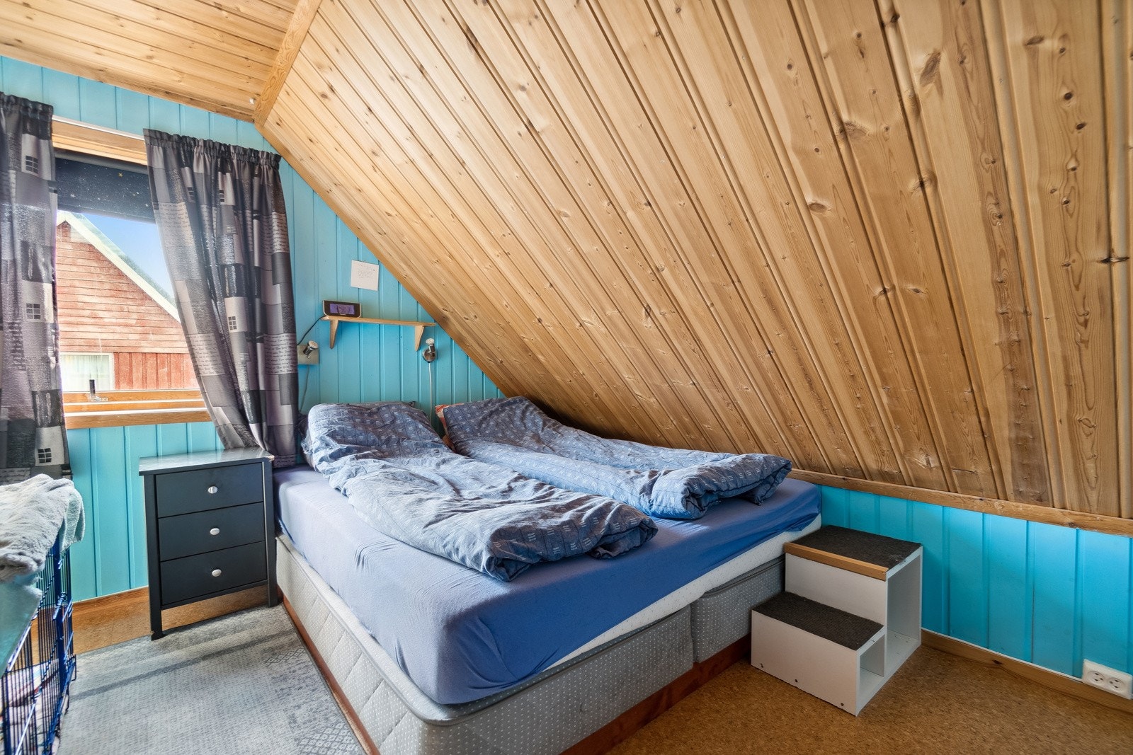 Boligen har totalt 4 soverom (dagens bruk), hvorav 3 av disse er godkjent og befinner seg i 2. etasje. Galleribilde