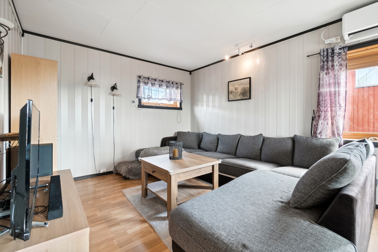 Lys styres via app på telefonen, hvor enkelte av lysene har innnebygde høyttalere. Galleribilde