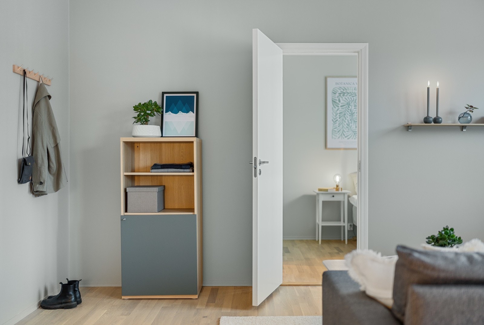 Fra stuen er det videre adkomst til leilighetens soverom. Galleribilde