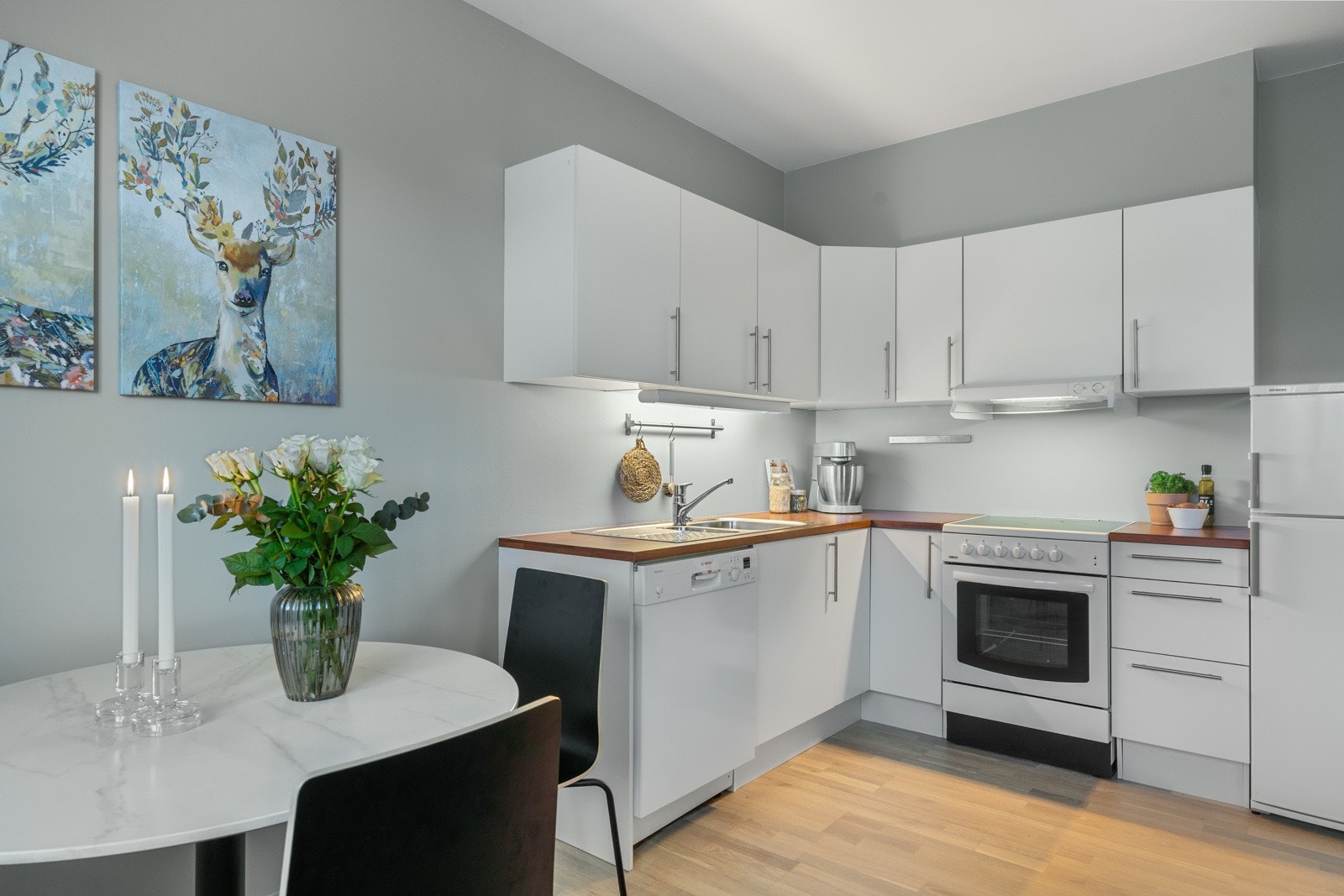 Kjøkkenets hvitevarer medfølger handelen, og består av oppvaskmaskin, komfyr og kombinert kjøl- og fryseskap. Galleribilde