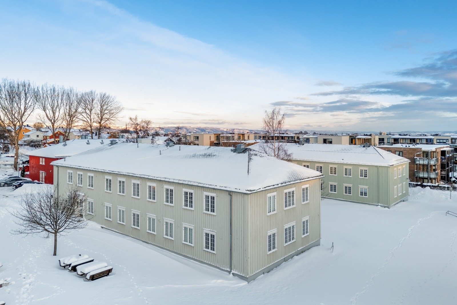 Leiligheten ligger i byggets 2. etasje, i det som en gang var en mannskapsbrakke fra 2. verdenskrig. Galleribilde