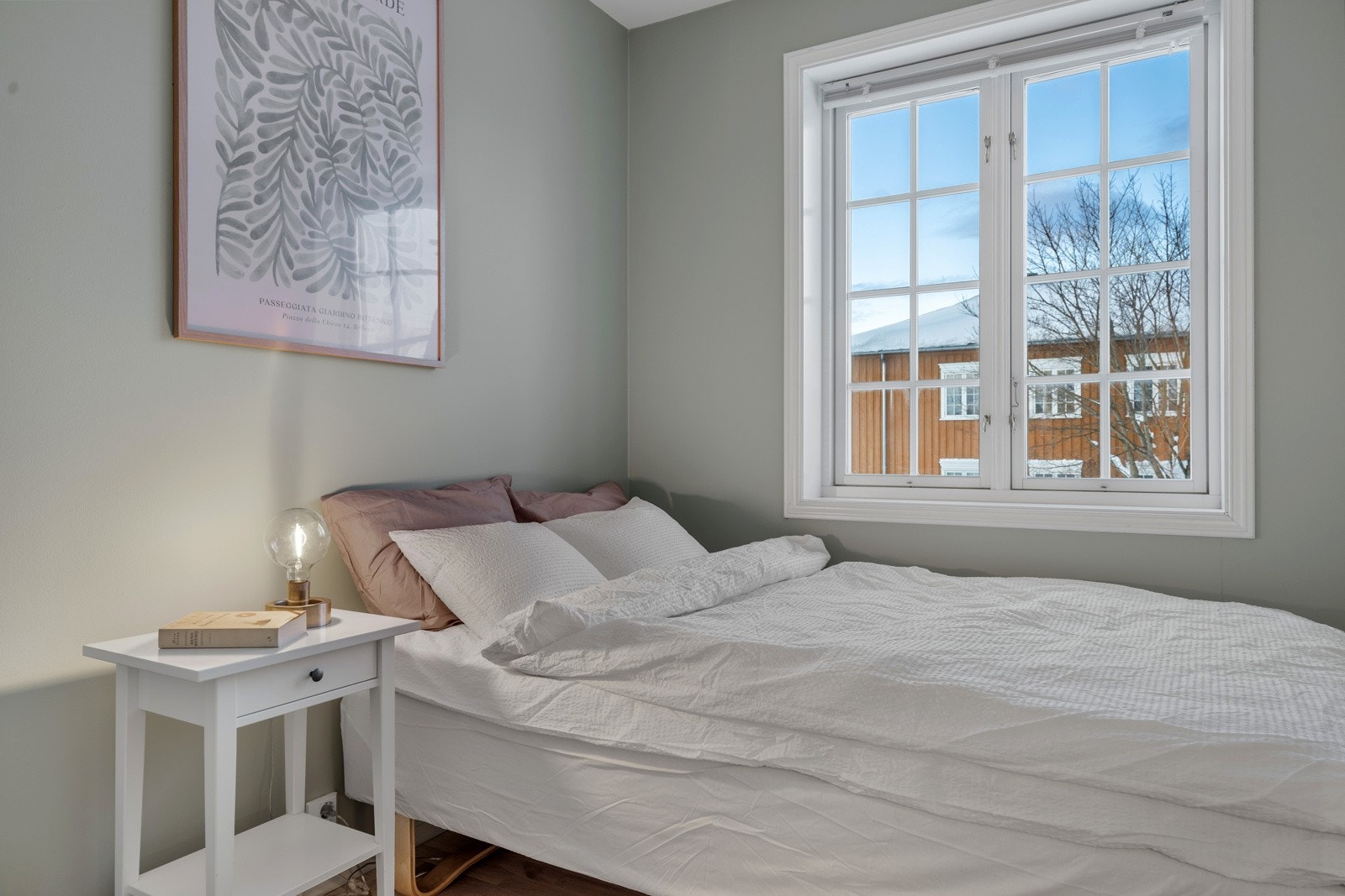 Soverommet måler 6,4 kvm og har plass til dobbeltseng, nattbord og tilhørende soveromsmøblement. Galleribilde