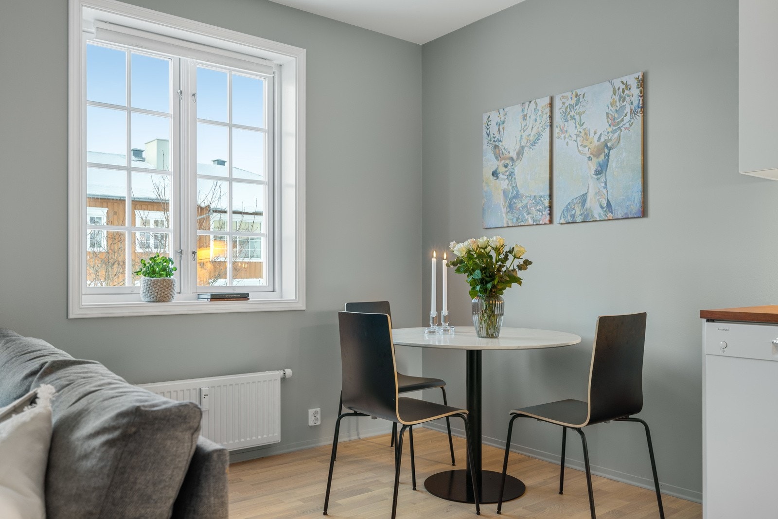 Leiligheten varmes opp via fjernvarme, hvor oppvarmingskostnaden er inkludert i de månedlige felleskostnadene. Galleribilde