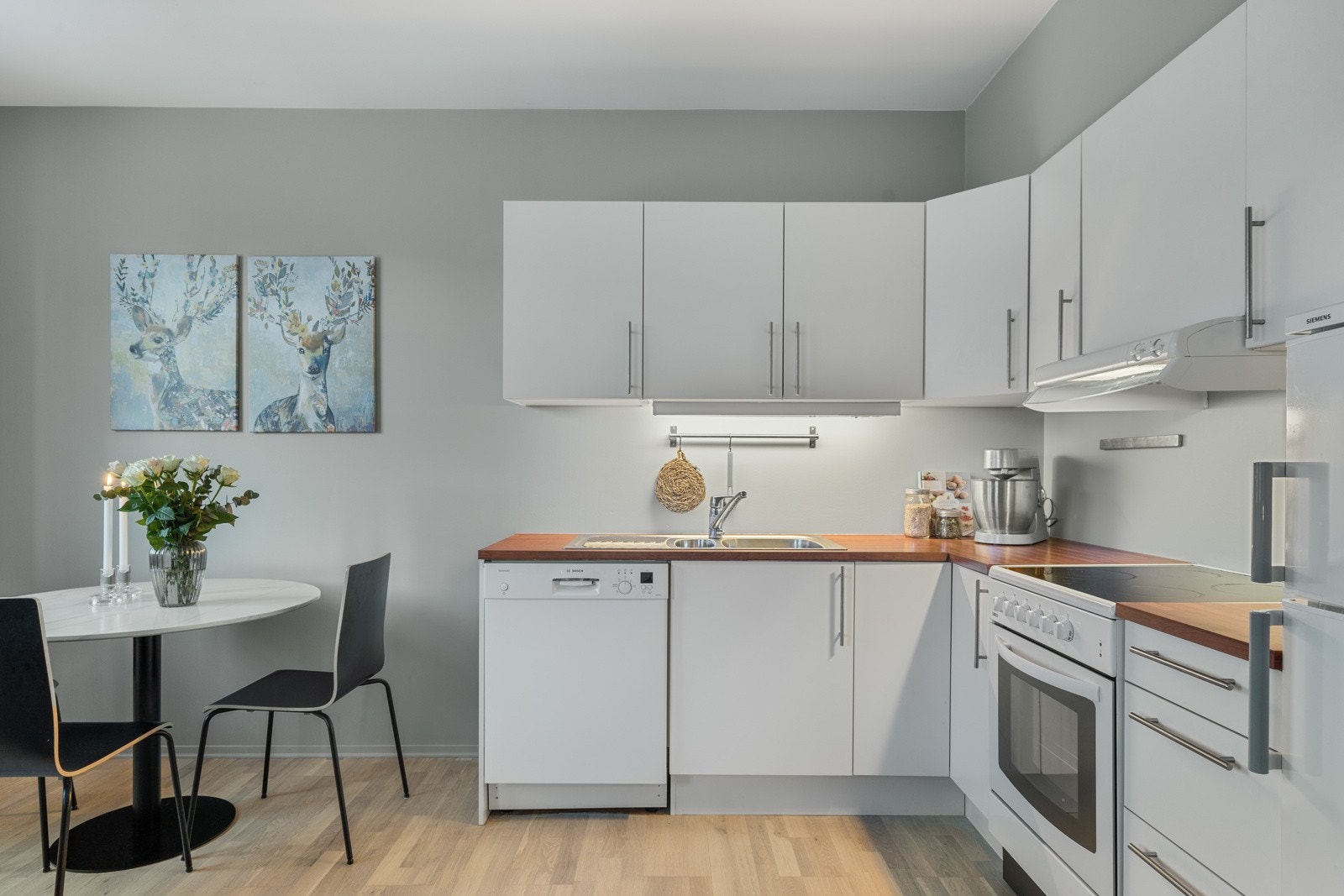 Ved kjøkkenet er det god plasss til et hyggelig spisebord. Galleribilde