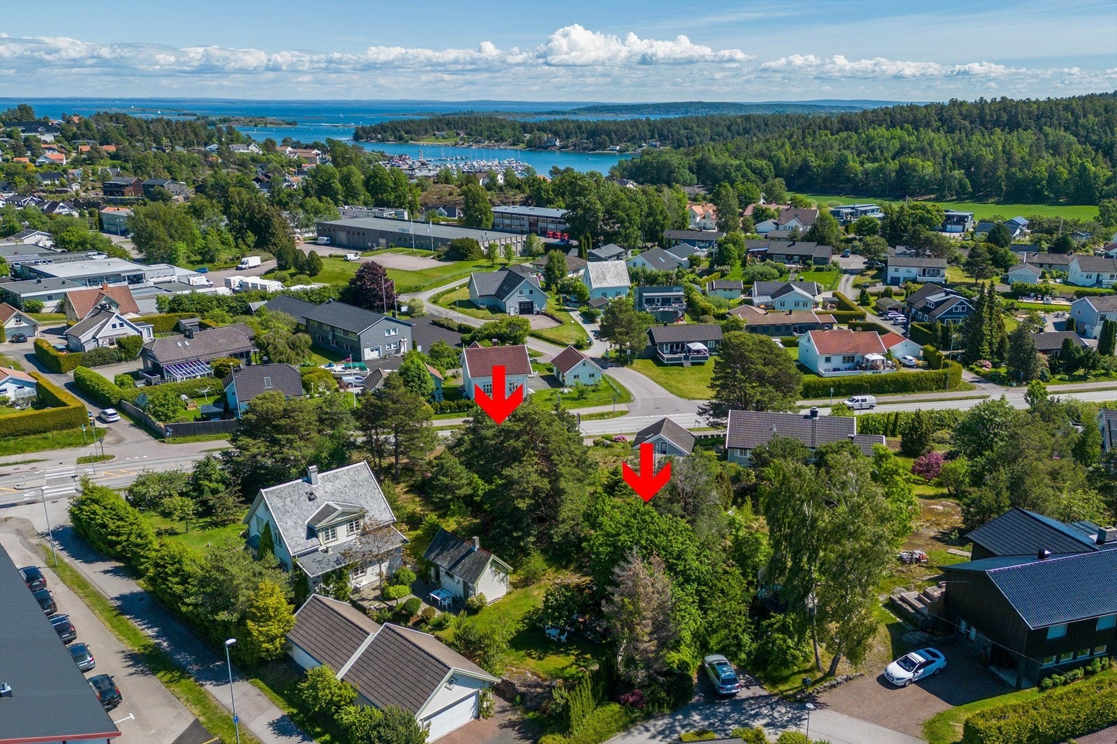 Tomten ligger på et liten kolle sentralt på Skallestad Galleribilde