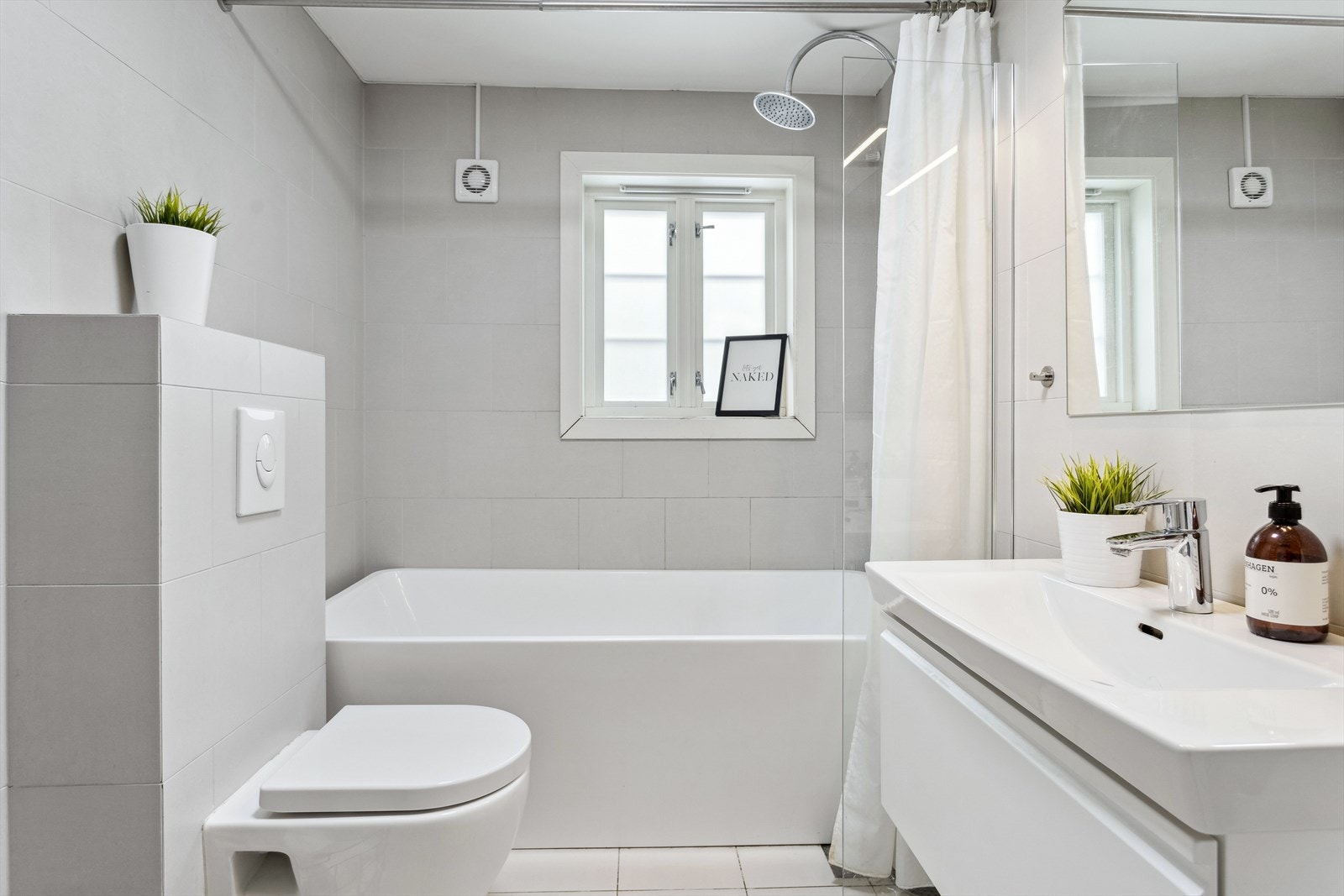 Badet er utstyrt med servant, servantskap med oppbevaringsplass, vegghengt toalett og et romslig badekar. Galleribilde