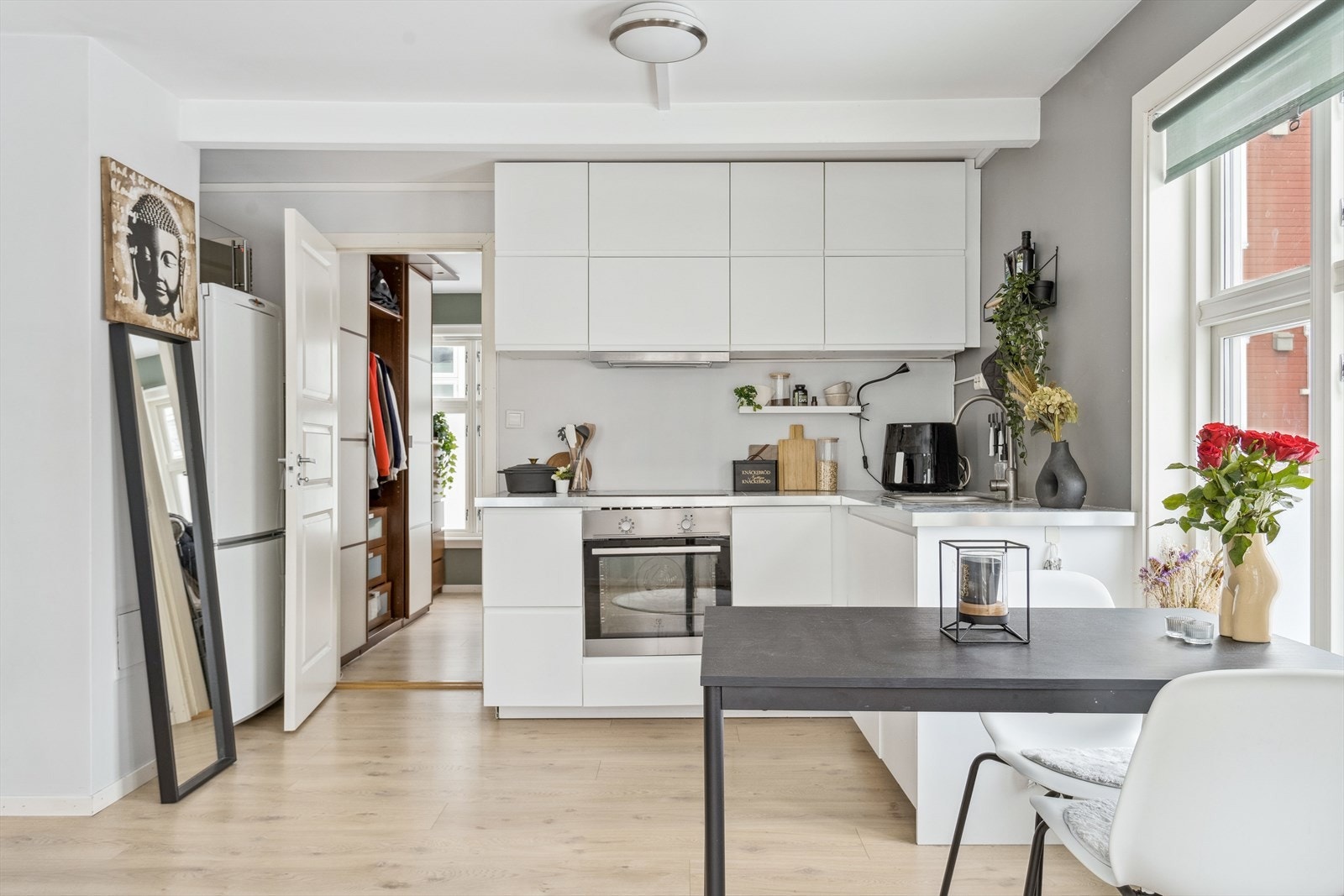 Kjøkkenet har en praktisk utforming med god skap- og benkeplass og over kokesonen finner du en omluftsvifte som sørger for et bedre inneklima. Galleribilde