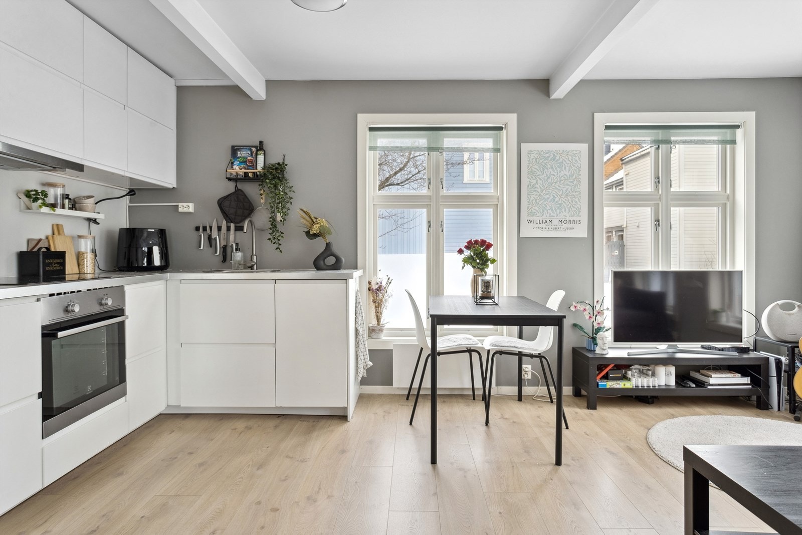 Den åpne stue- og kjøkkenløsningen bidrar til en romslig følelse. Galleribilde