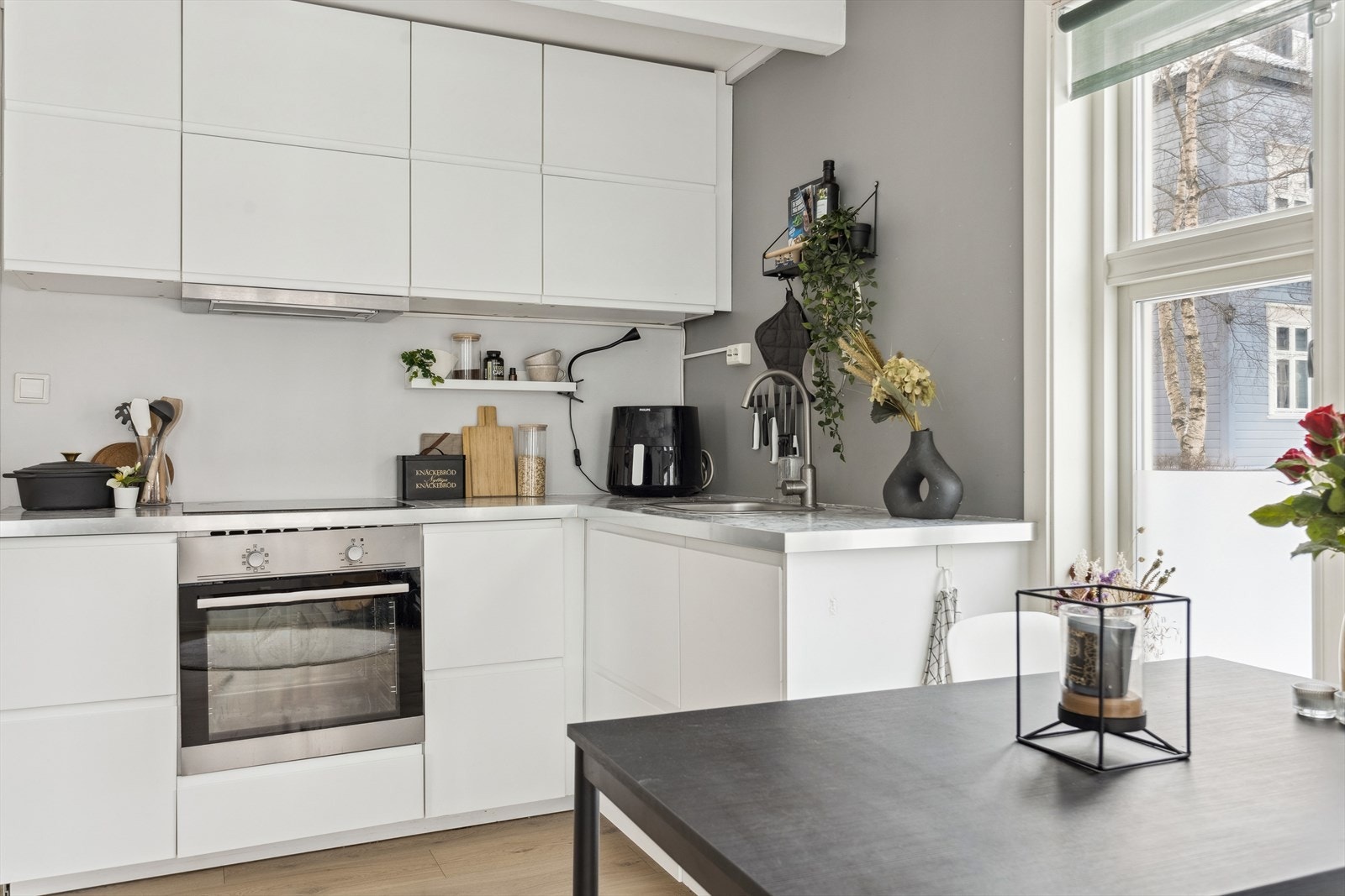 Kjøkkeninnredningen er moderne og utstyrt med integrert stekeovn, platetopp og oppvaskmaskin. Galleribilde