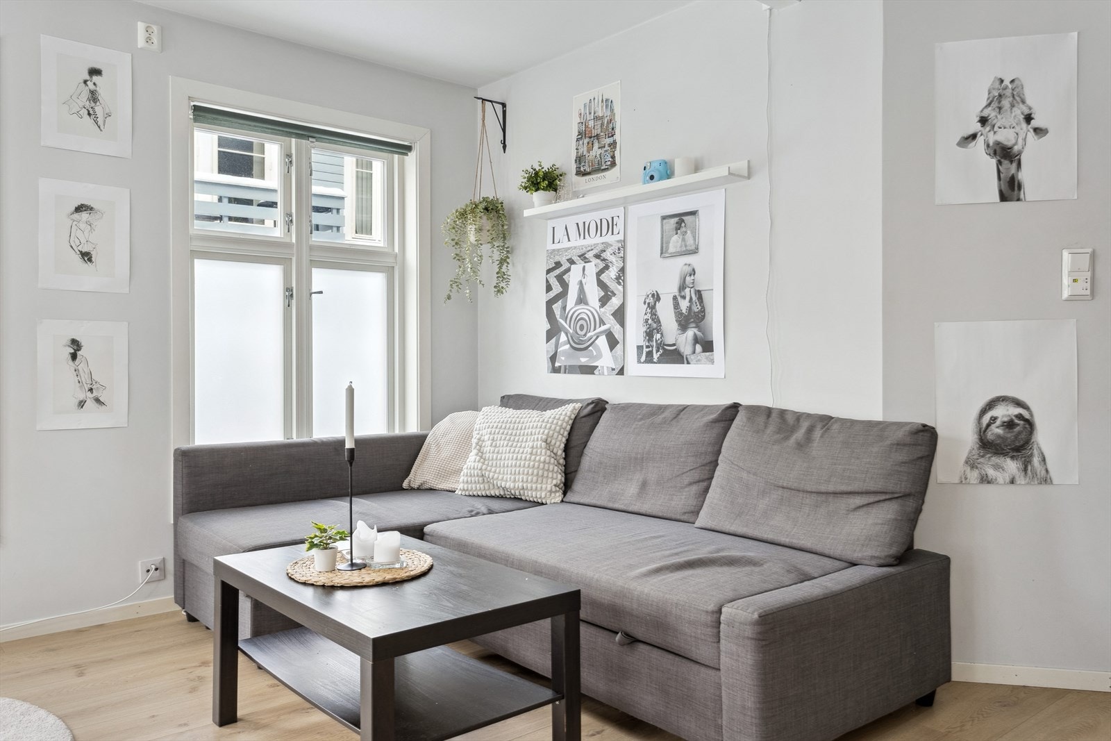 Gulvet på stuen er belagt med laminat, og de lyse veggene gir et nøytralt utgangspunkt som gjør det enkelt å sette sitt eget preg på interiøret. Galleribilde