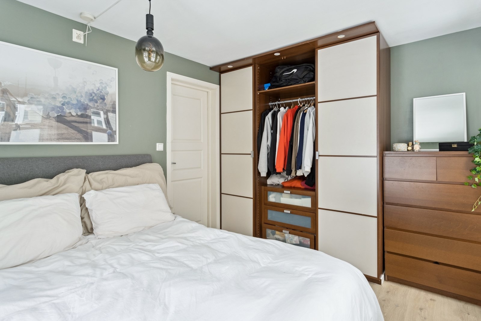 Soverommet er romslig og har plass til både en romslig dobbeltseng og garderobeskap eller kommode for oppbevaring. Galleribilde