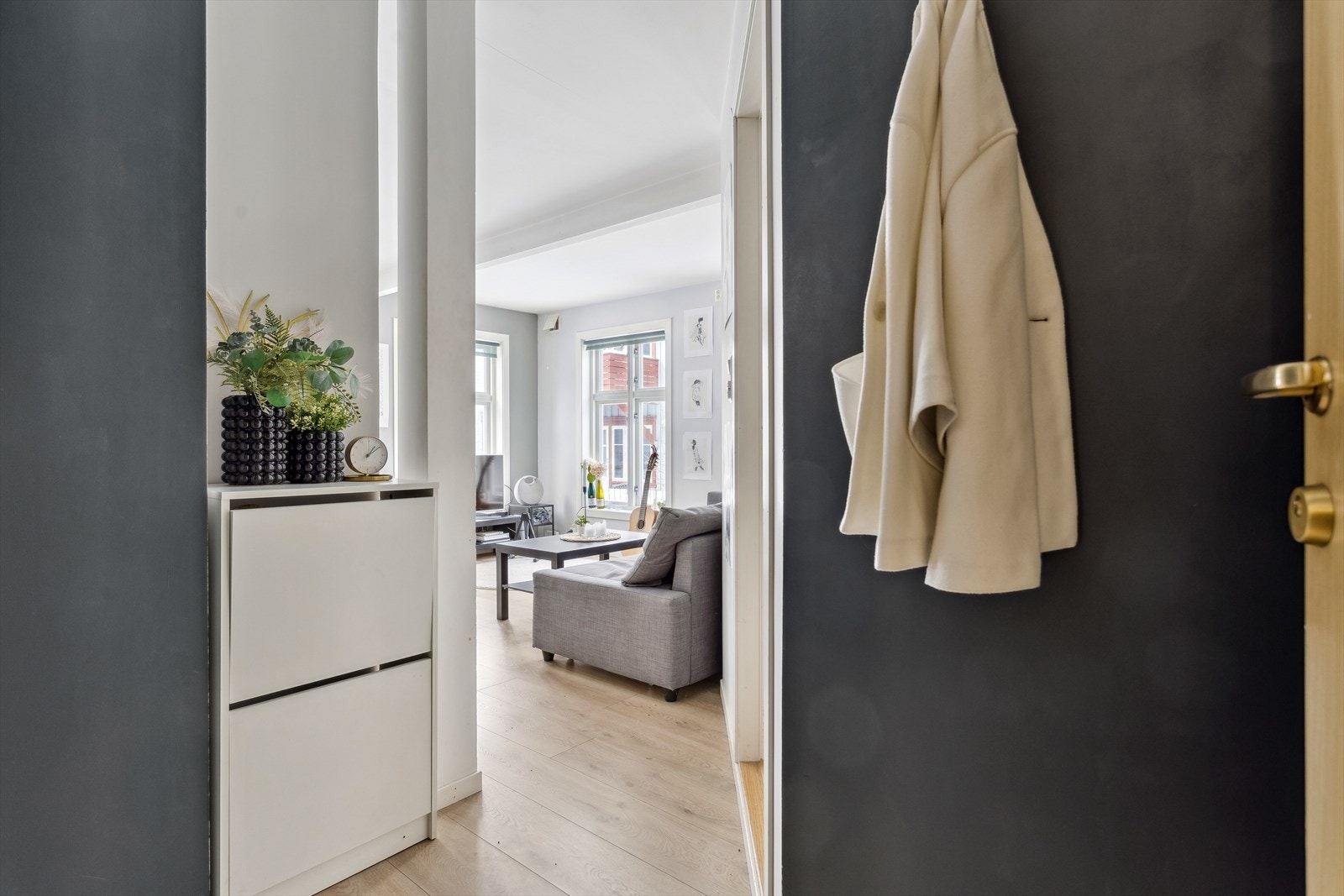 I entrèen er det plass til oppheng av yttertøy samt mulighet for oppbevaringsløsninger som skoskap eller kommode. Galleribilde